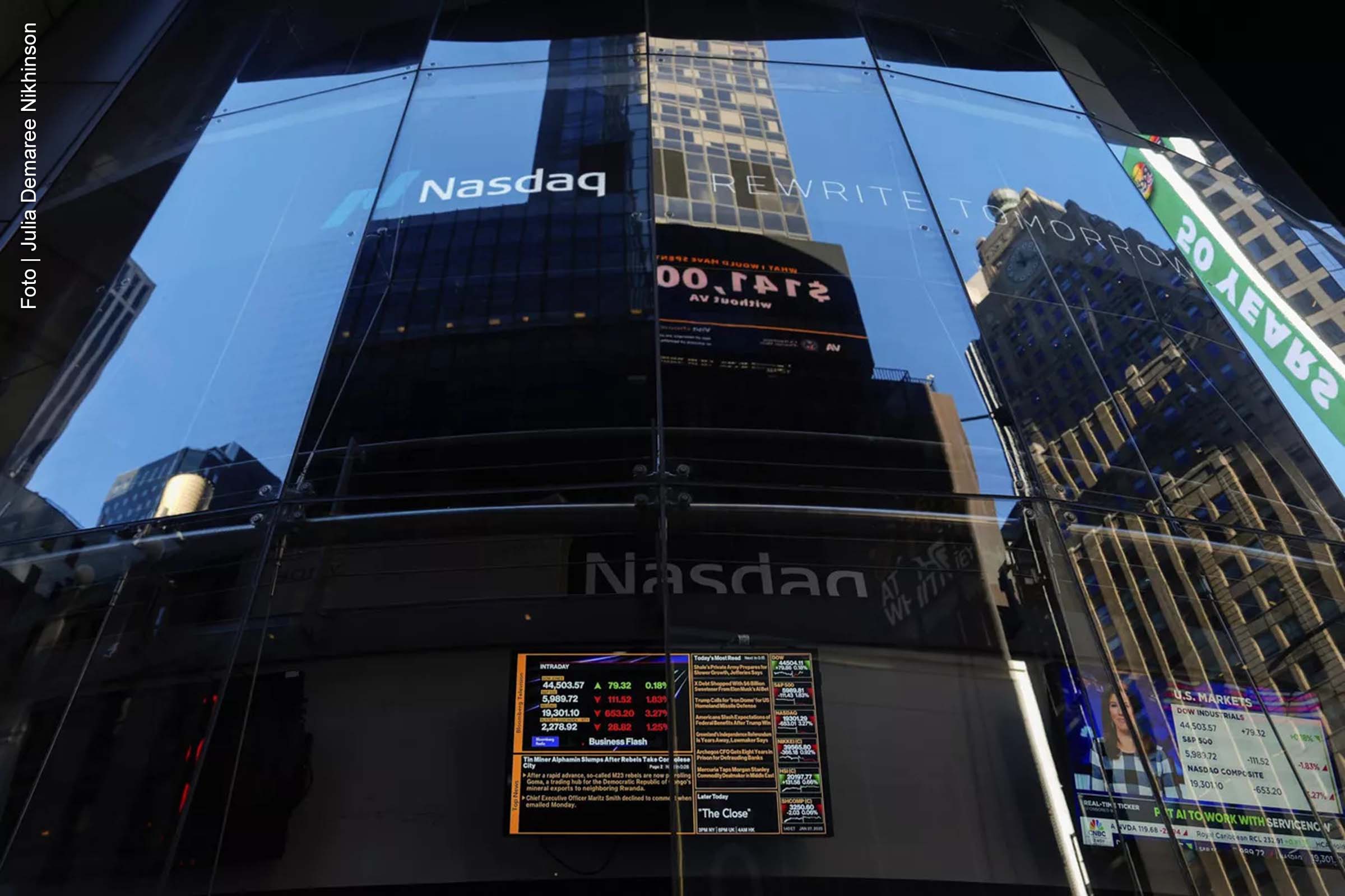 Na segunda-feira (28), o índice Nasdaq Composite registrou uma queda de 3,07%, afetando diversas empresas de alta tecnologia, com perdas superiores a 17% para algumas delas. A diminuição no valor das ações ocorreu em meio ao crescente interesse pelo aplicativo DeepSeek, concorrente do ChatGPT. A popularidade do DeepSeek, especialmente após o lançamento de uma versão do assistente, gerou uma reação negativa no mercado de ações, especialmente para empresas como Nvidia e Broadcom.