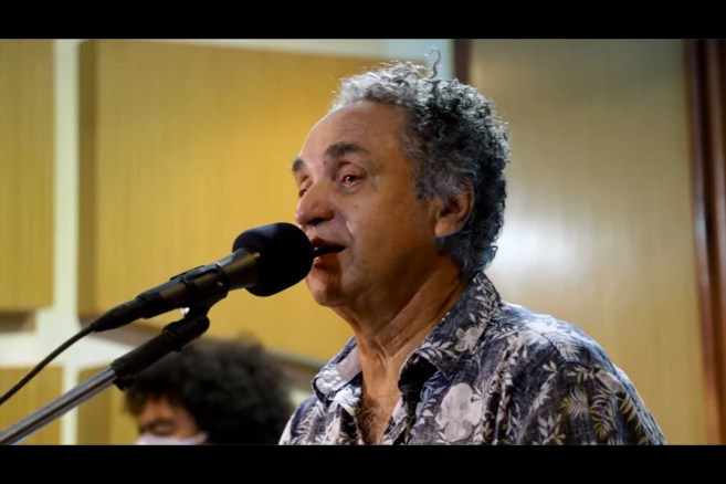 O cantor e compositor Carlos Pita, ícone da música baiana, faleceu aos 69 anos em Salvador, deixando um legado cultural de grande relevância para a Bahia e o Brasil.