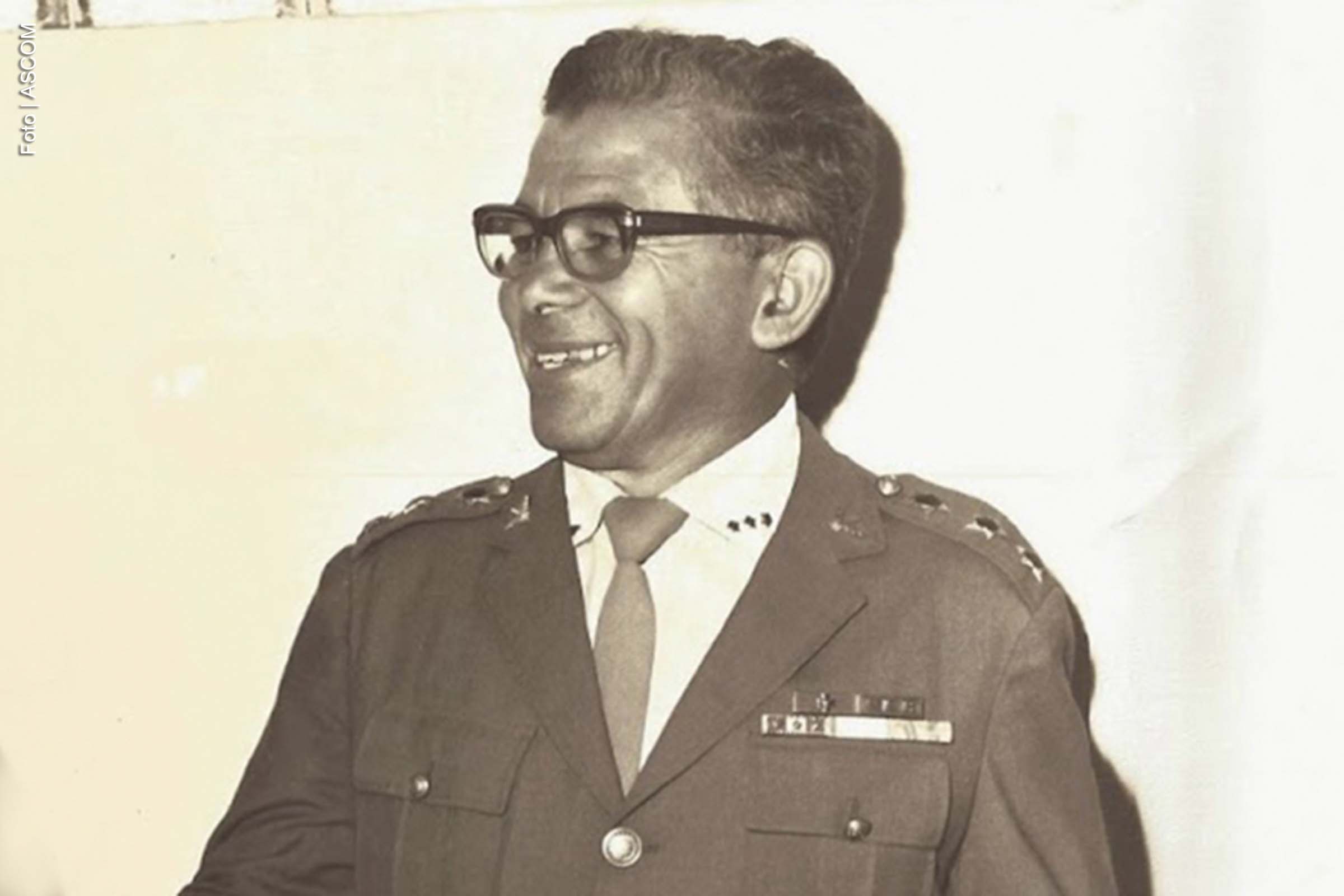 Arlindo Barbosa da Silva, um dos heróis da Segunda Guerra Mundial, se destacou por sua coragem nas batalhas da Europa e por sua dedicação ao ensino da paz e disciplina em Feira de Santana. Natural de Pernambuco, Arlindo foi um educador respeitado e um líder admirado por sua firmeza de caráter. Sua história, que une bravura militar e compromisso com a juventude, permanece como exemplo de vida e inspiração.