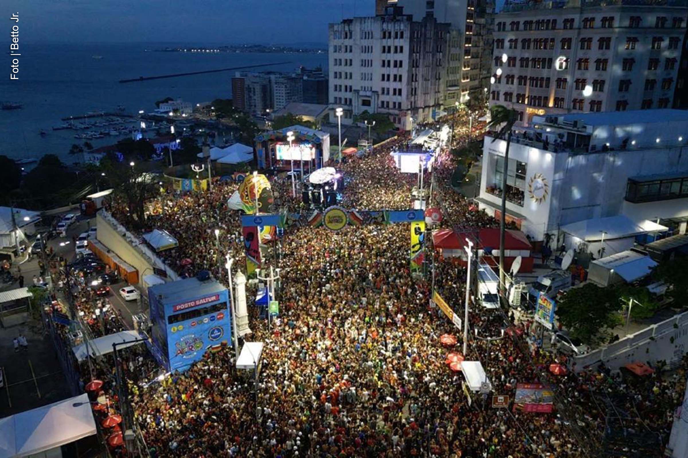 Salvador deve receber aproximadamente 850 mil turistas durante o Carnaval de 2025, um crescimento em relação ao ano anterior. A movimentação econômica estimada é de R$ 1,8 bilhão, abrangendo setores como hotelaria, alimentação, transporte e vestuário. Os dados são do Observatório do Turismo da Secretaria Municipal de Cultura e Turismo (Secult).