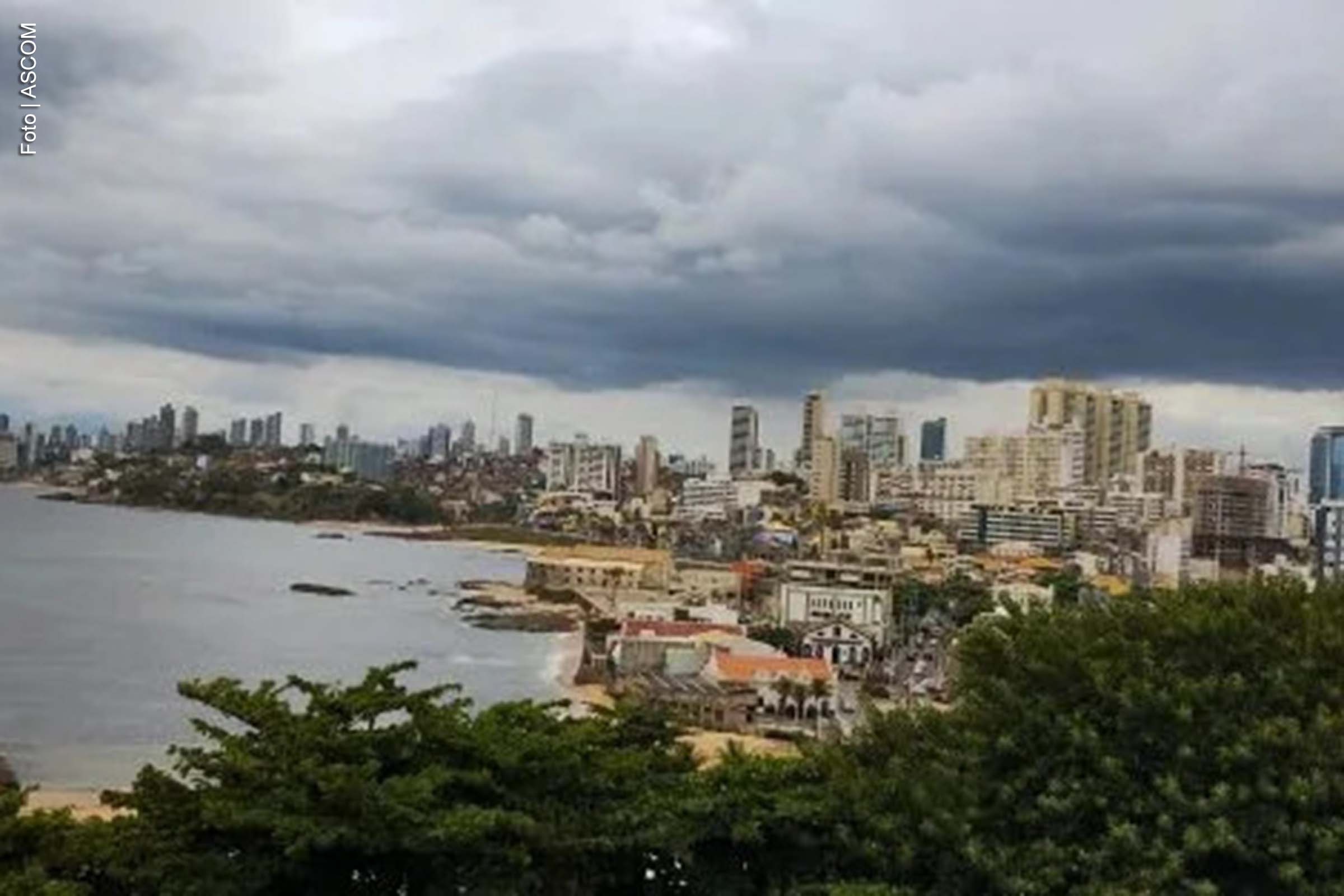 O tempo chuvoso deve persistir na Bahia até sexta-feira (17), conforme a previsão do Instituto do Meio Ambiente e Recursos Hídricos (Inema). A presença das Zonas de Convergência do Atlântico Sul (ZCAS), que formam um corredor de umidade entre a Amazônia e o Oceano Atlântico, mantém a instabilidade no estado. A expectativa é de chuvas com intensidade variável, com volumes mais elevados previstos para a região centro-oeste.