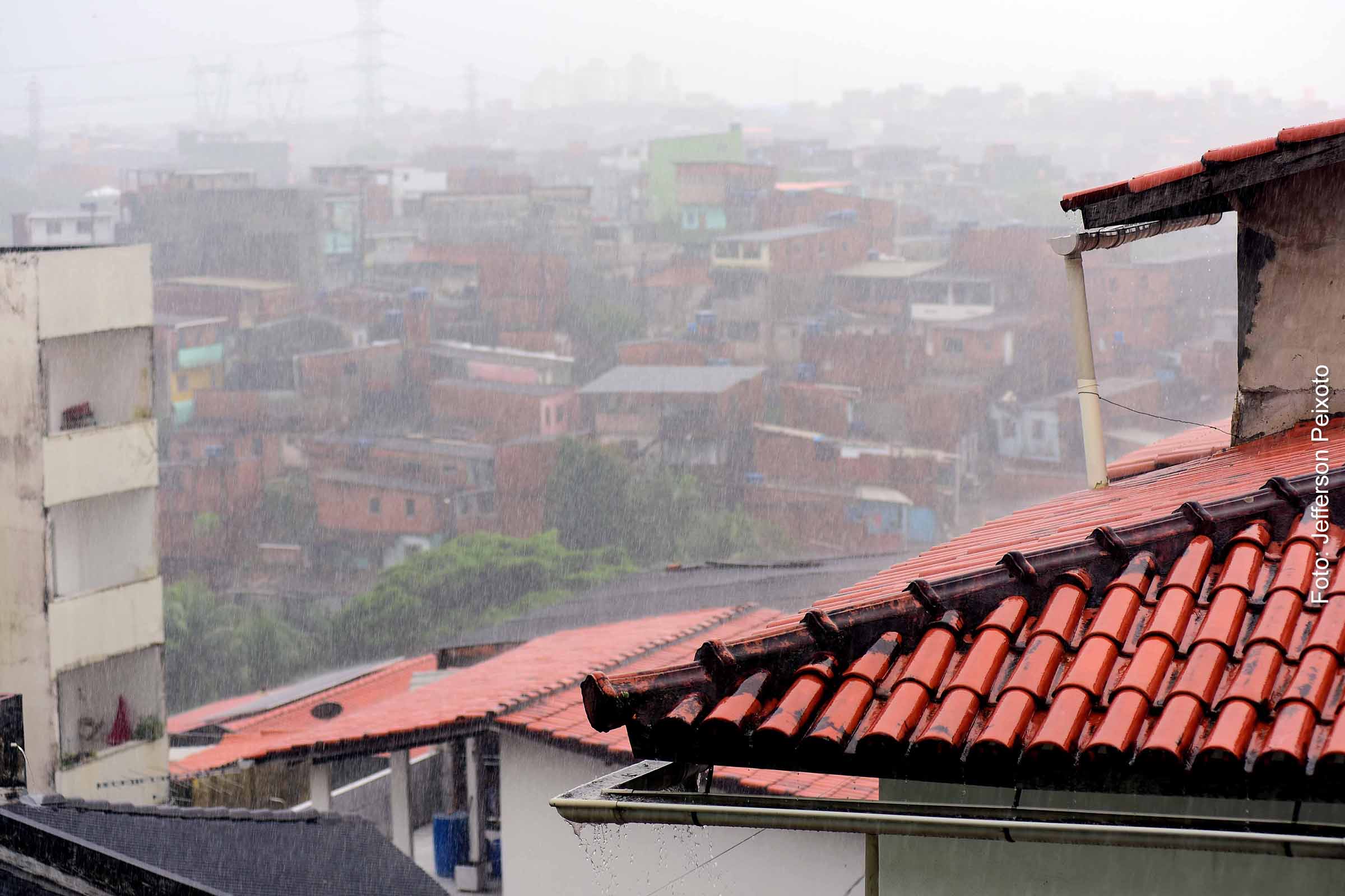 O Governo do Estado da Bahia mantém esforços de articulação para minimizar os impactos das chuvas intensas que atingem municípios do interior. Treze cidades já decretaram situação de emergência, mobilizando ações de diversos órgãos e secretarias estaduais para atender à população. Intervenções em infraestrutura e apoio humanitário estão em curso para mitigar danos e restabelecer a normalidade.