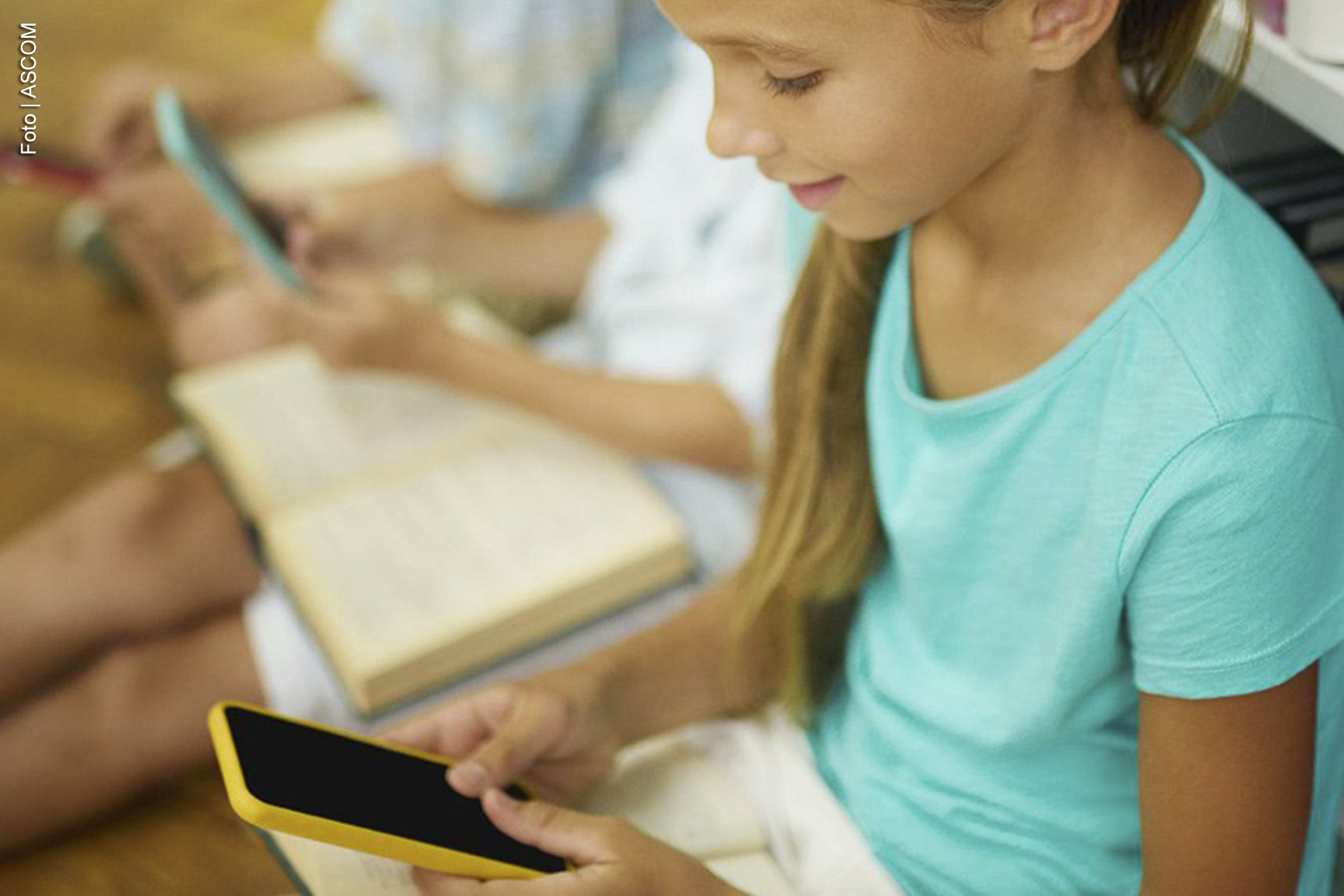 A Lei nº 15.100/2025, sancionada nesta terça-feira (14), proíbe o uso de celulares durante aulas, recreios e intervalos em todas as etapas da educação básica. A norma determina ainda que as escolas implementem estratégias para lidar com o impacto do uso excessivo de dispositivos eletrônicos na saúde mental dos estudantes.