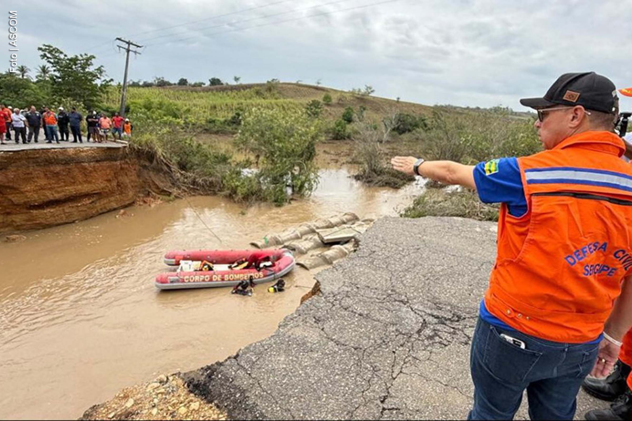 Três mortes foram registradas no município de Capela (SE), no último domingo (12), devido às fortes chuvas que atingiram Sergipe. A tragédia foi causada pelo desabamento de um trecho da Rodovia SE-438, que resultou no arrastamento de dois veículos. Os três senadores sergipanos se manifestaram nas redes sociais, expressando pesar pelas vítimas e destacando a importância da prevenção e do apoio emergencial para as regiões afetadas.