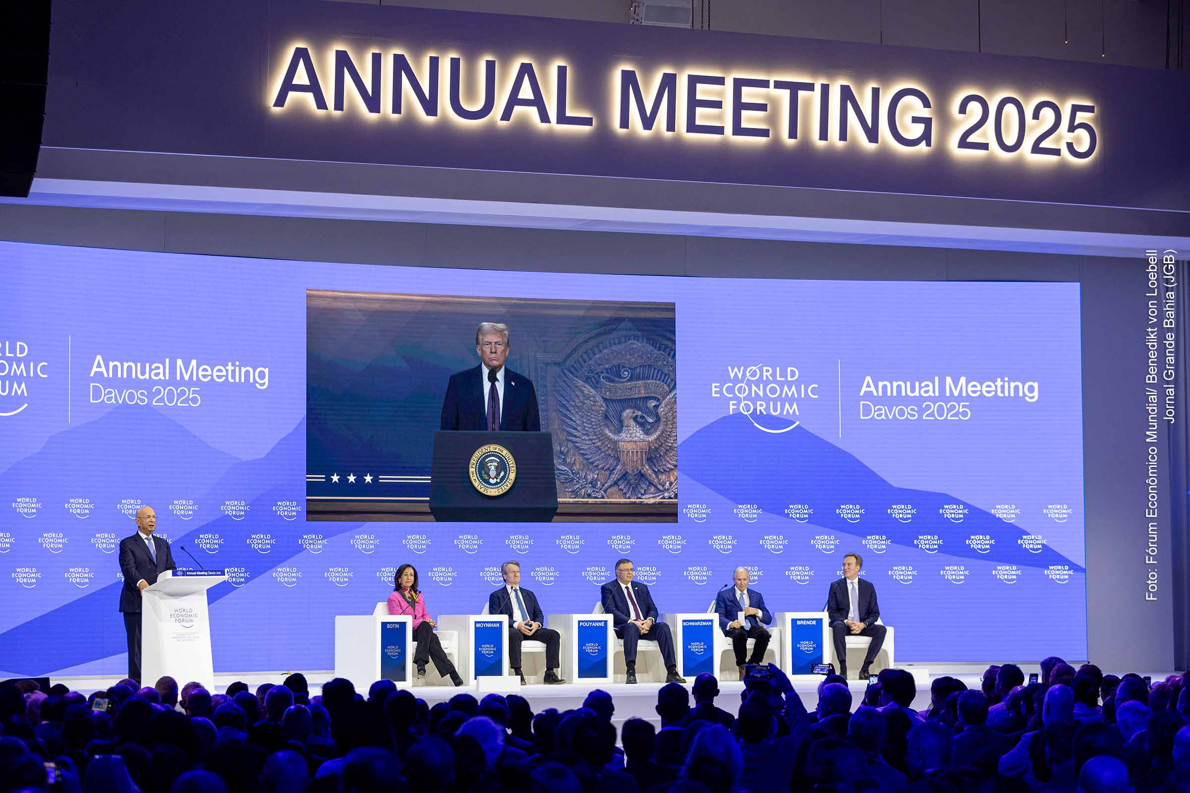 O presidente Donald Trump fala por videoconferência durante o Fórum Econômico Mundial em Davos, Suíça, em 23 de janeiro de 2025.