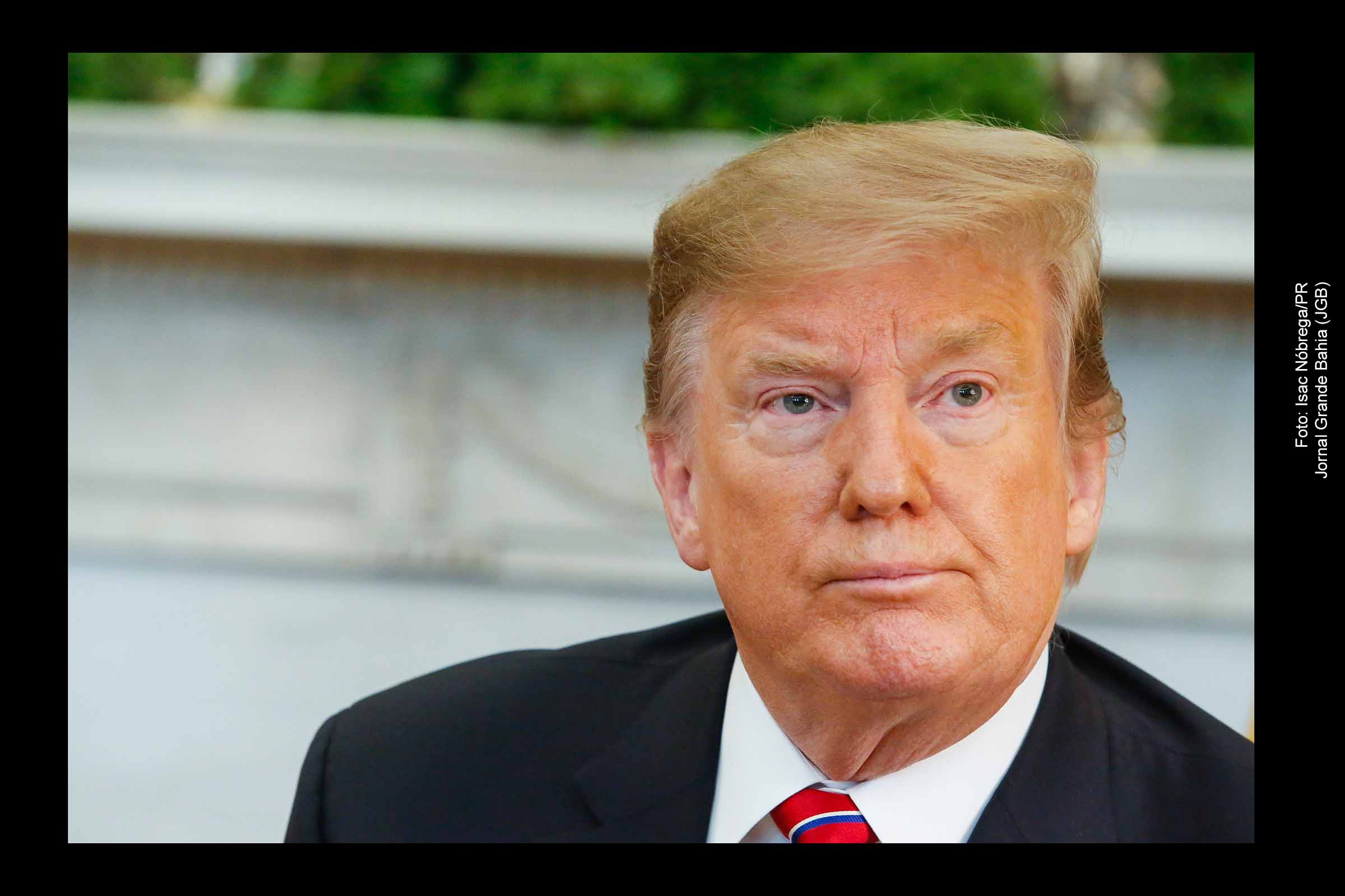 Após a demissão de Justin Trudeau, o presidente eleito dos EUA, Donald Trump, renovou suas sugestões sobre a possível fusão do Canadá com os Estados Unidos e o controle da Gronelândia. Em declarações feitas em sua plataforma Truth Social, Trump afirmou que essa união traria benefícios econômicos e de segurança para o Canadá, enquanto também reiterou seu interesse pela ilha do Ártico. A proposta gerou reações críticas tanto no Canadá quanto na Gronelândia, onde líderes locais se opõem à ideia de integração.