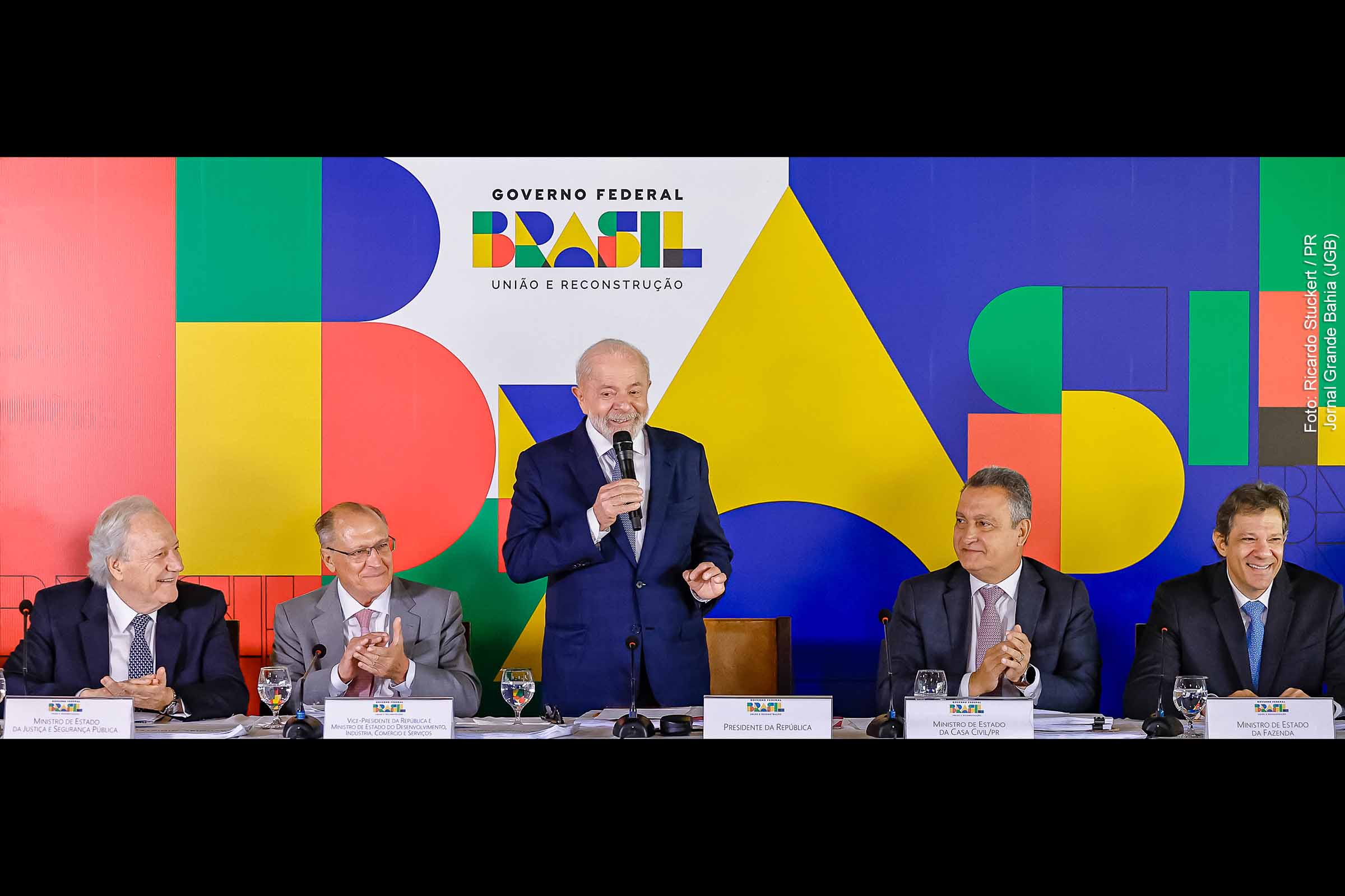 Análise do desempenho econômico dos dois primeiros anos do Governo Lula 3: PIB, Inflação, Juros e Investimento em Infraestrutura