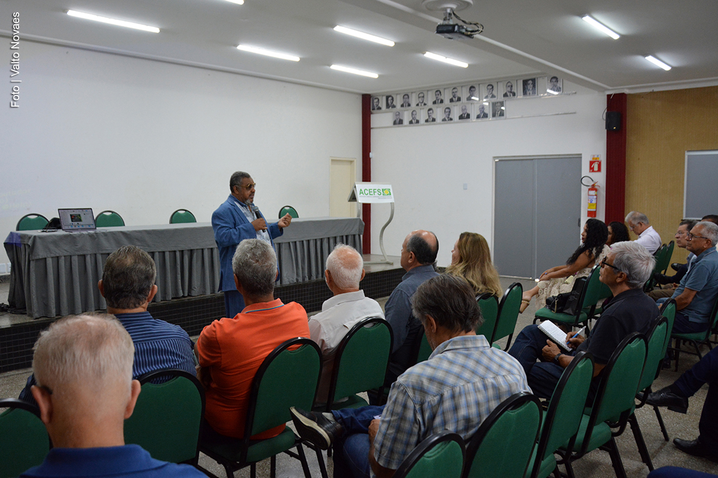 Empresários de Feira de Santana avançam nas negociações para estabelecer relações comerciais com Angola, com foco em ampliar a presença no mercado internacional. Estratégias e mecanismos para exportação foram discutidos em reunião com a Câmara de Comércio Brasil-Angola. O encontro contou com representantes do setor público e privado e destacou o potencial exportador da região.