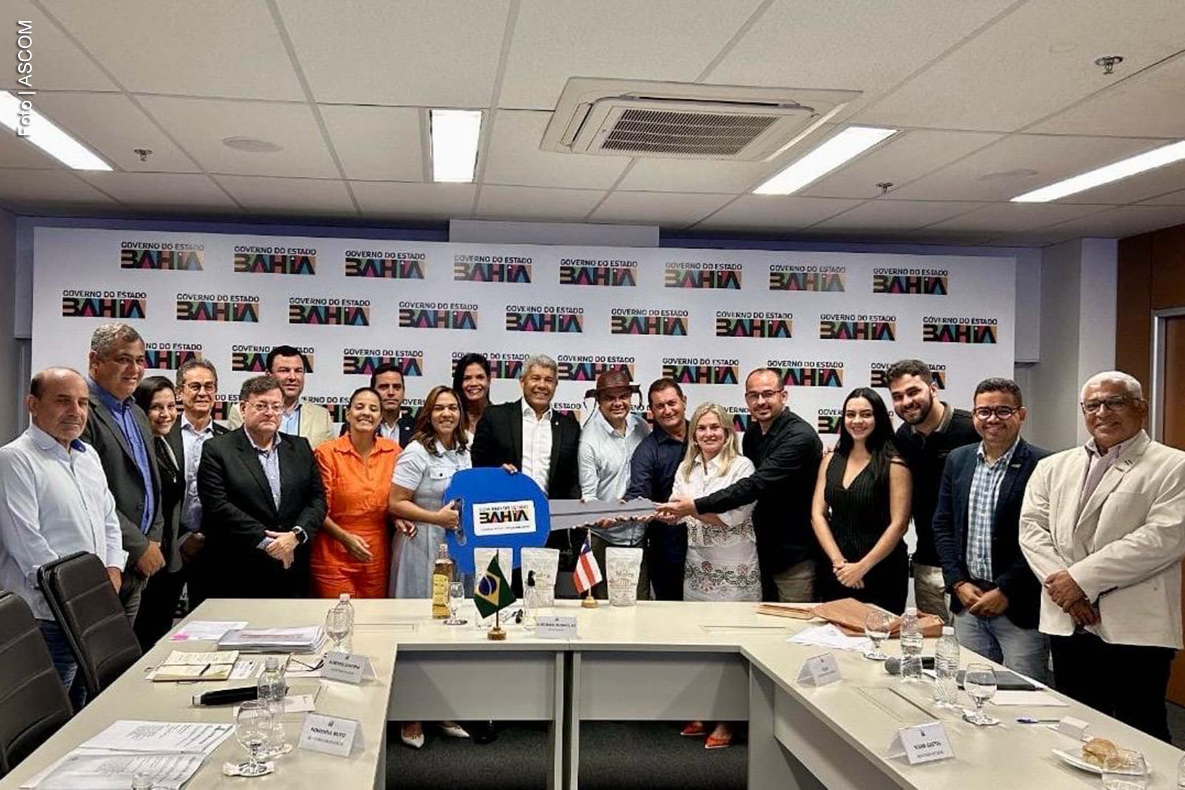 O município de Rio de Contas, no sudoeste da Bahia, recebeu da Secretaria de Saúde do Estado (Sesab) uma ambulância e equipamentos médicos. A entrega faz parte de uma iniciativa estadual para atender demandas emergenciais e aprimorar a infraestrutura de saúde dos municípios.