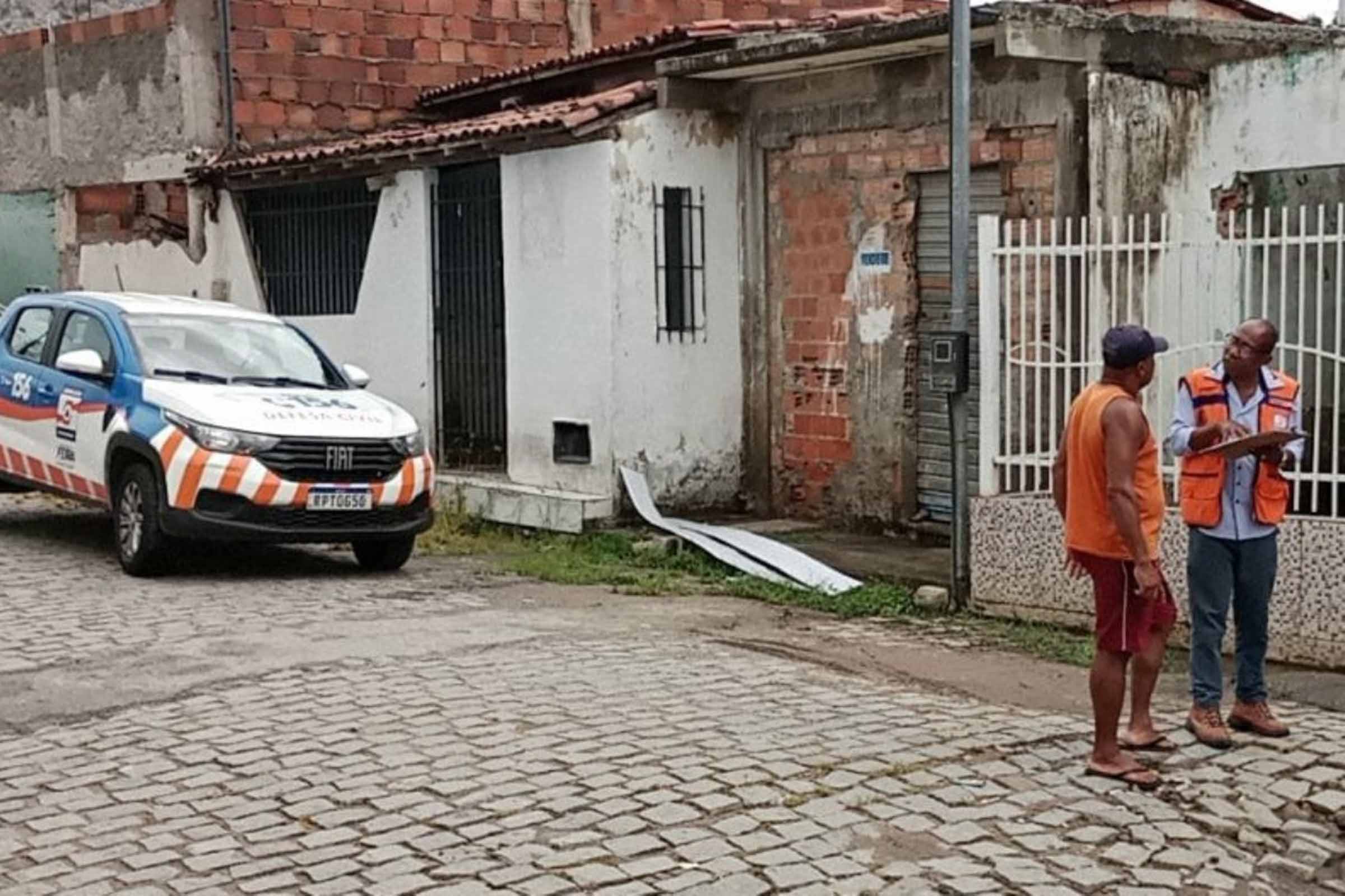 Equipes da Defesa Civil monitoram alagamentos.