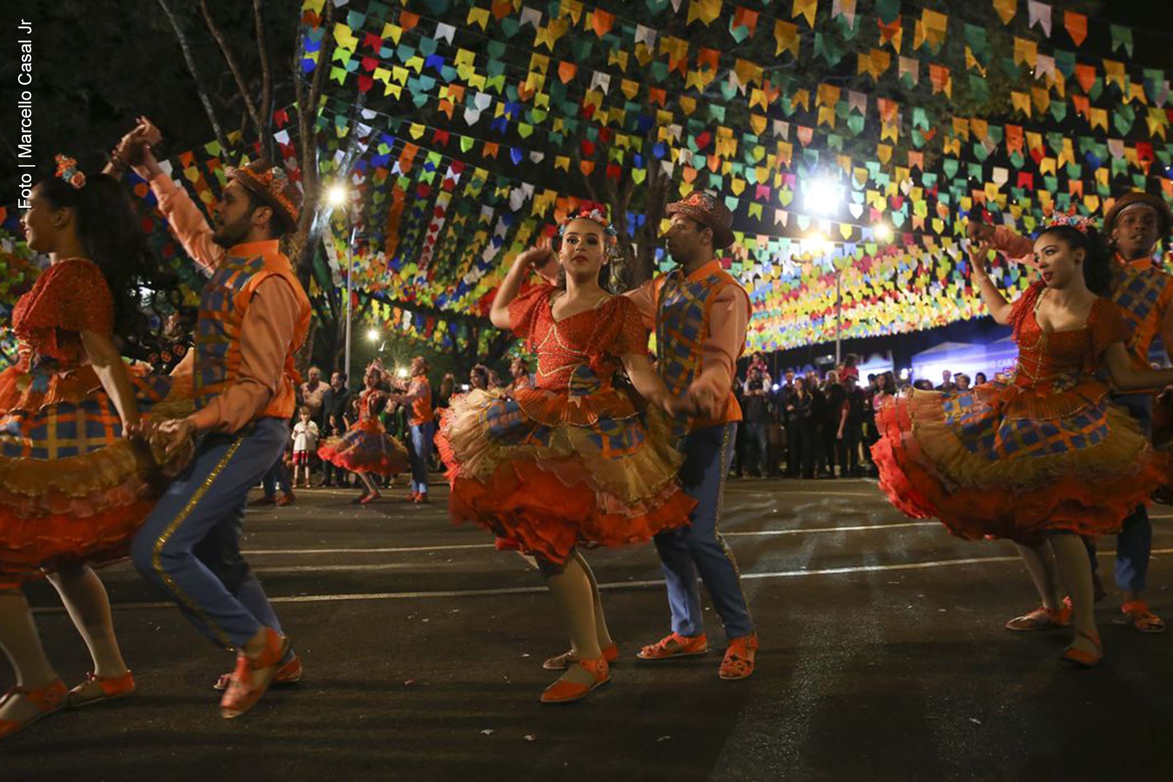 Uma pesquisa sobre os hábitos culturais dos brasileiros revelou que a festa junina é a preferida entre os moradores das capitais, ultrapassando o Carnaval em número de participantes. O estudo, realizado pela JLeiva Cultura & Esporte, apontou que 78% dos entrevistados participaram de festas juninas nos últimos 12 meses, enquanto 48% marcaram presença em eventos de Carnaval. A pesquisa também revelou uma tendência crescente de adesão ao sertanejo como gênero musical favorito e indicou desafios no acesso à cultura no Brasil.