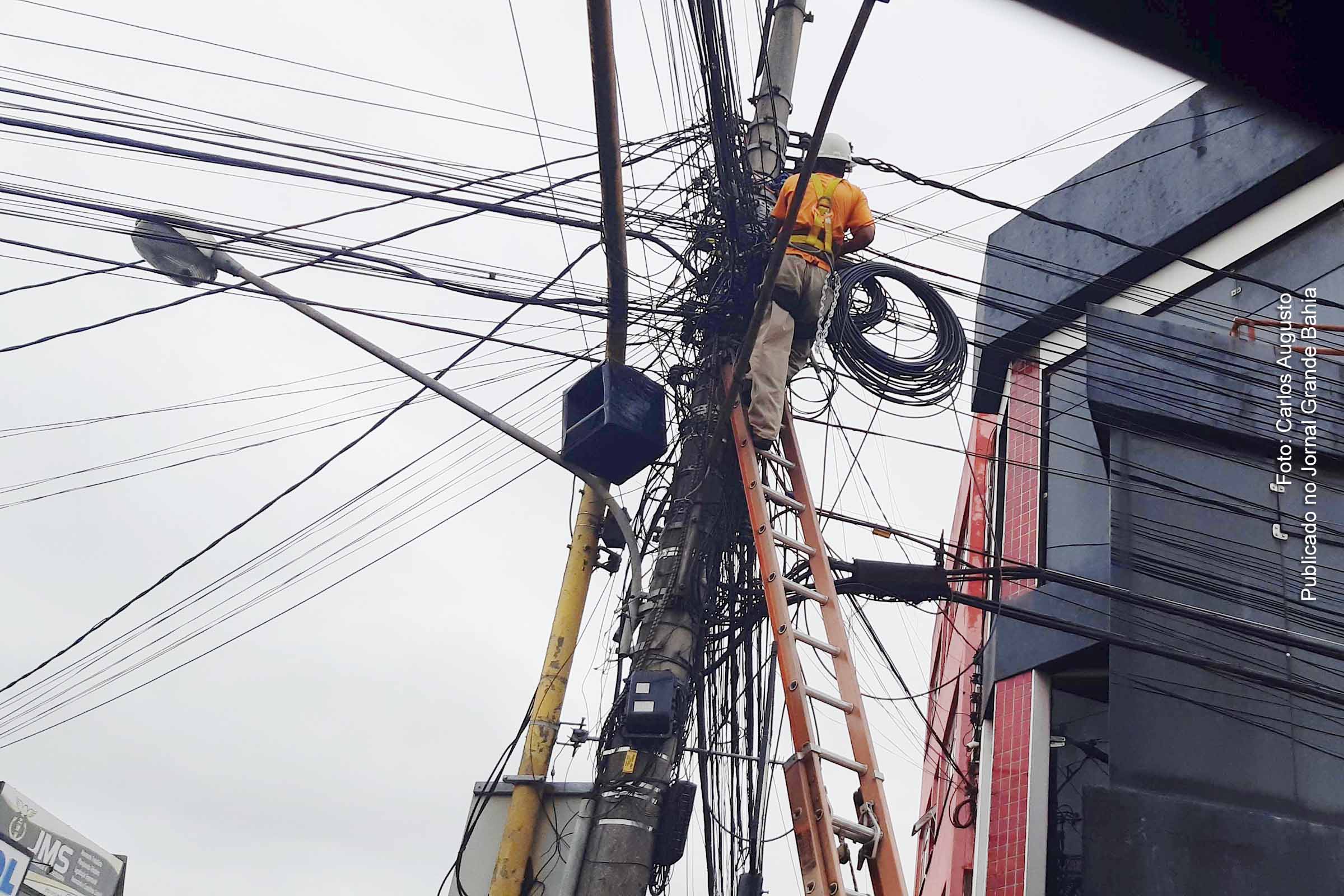 Lei sancionada pelo prefeito José Ronaldo regula organização de fios aéreos em Feira de Santana