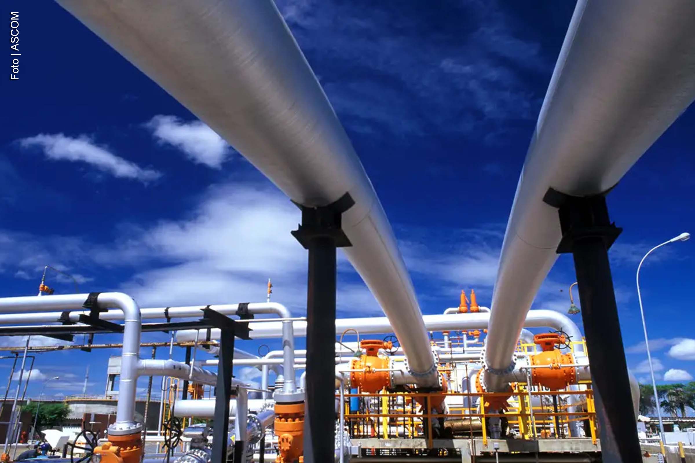 O Rio de Janeiro alcançou 74% da produção nacional de gás natural, conforme a sétima edição do estudo "Perspectivas do Gás no Rio 2024-2025", publicado pela Federação das Indústrias do Estado do Rio de Janeiro (Firjan). O estado registrou um aumento de 6% na produção, atingindo 113 milhões de metros cúbicos por dia (m³/dia), enquanto a produção nacional cresceu 1%, chegando a 151 milhões de m³/dia. O estado se posiciona como o principal polo de gás natural do Brasil, com impacto no desenvolvimento econômico e na segurança energética do país.