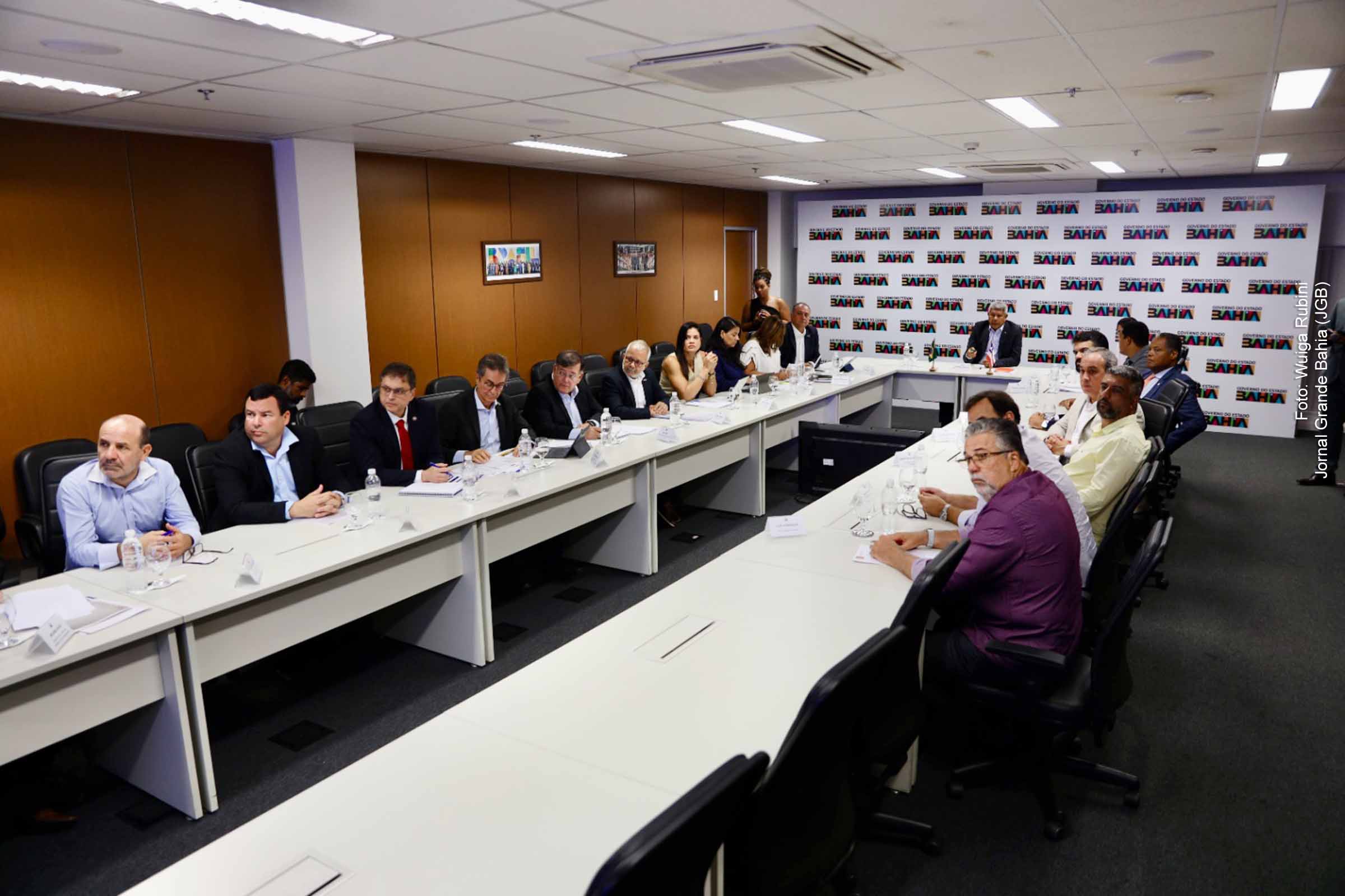 O governador Jerônimo Rodrigues e o prefeito Carlos Benon durante reunião no Centro de Operações e Inteligência, em Salvador, discutem investimentos para o município de Nazaré.