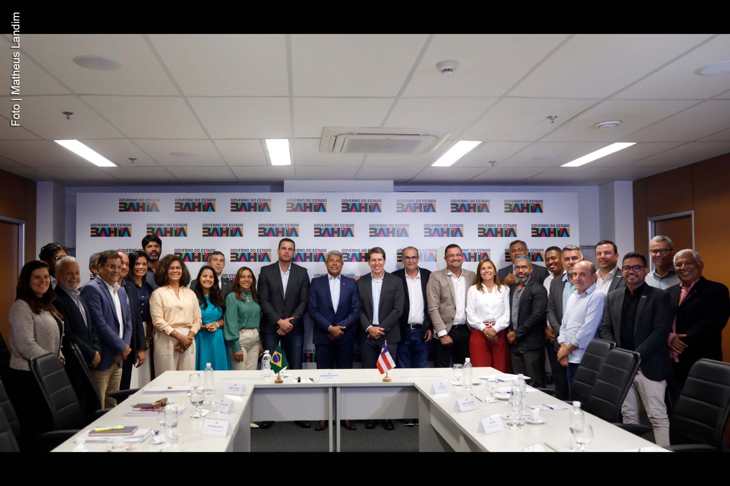 O governador da Bahia, Jerônimo Rodrigues, apresentou um balanço de obras e investimentos realizados em Jequié nos últimos dois anos, totalizando R$ 351 milhões. Durante reunião com o prefeito Zé Cocá, foram discutidas demandas locais e futuras parcerias entre o Governo do Estado e o município. O encontro ocorreu no Centro de Operações e Segurança (COI), em Salvador, integrando uma série de reuniões com prefeitos eleitos em 2024.