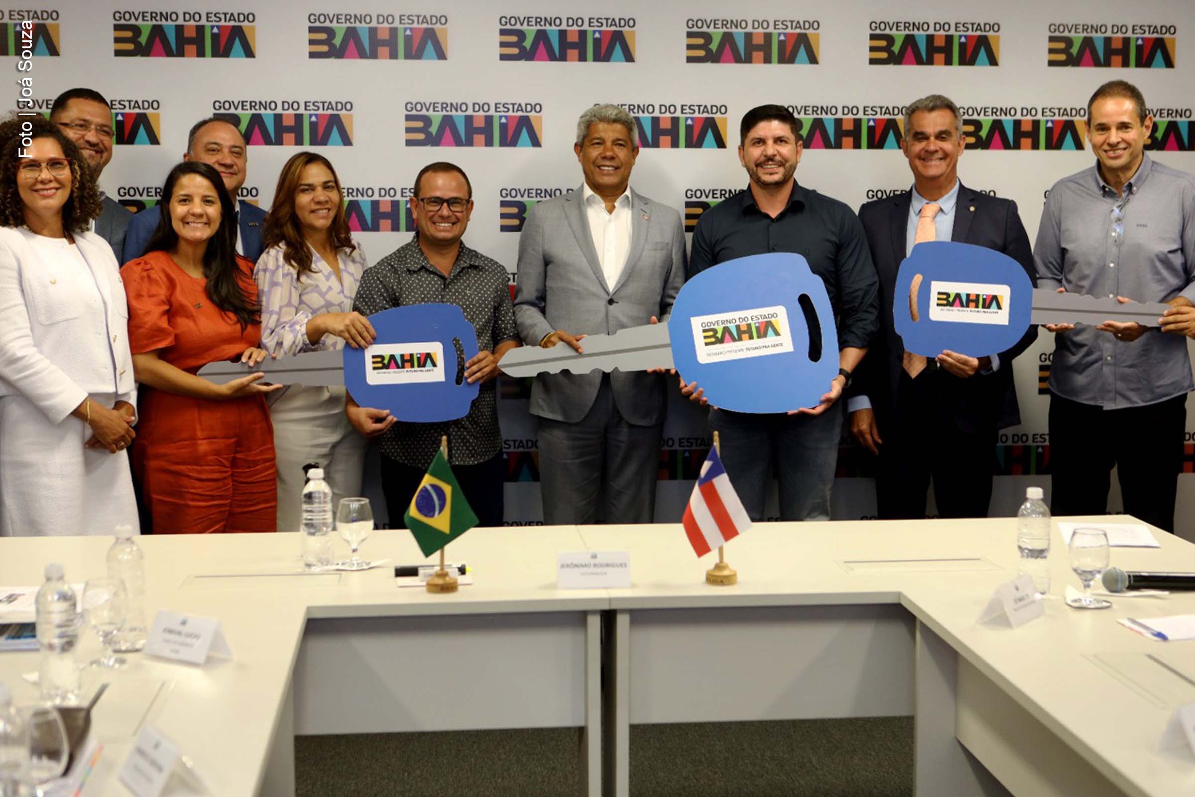 O governador Jerônimo Rodrigues e o prefeito de Rio do Pires, Zé Marcos, reuniram-se em Salvador para alinhar demandas emergenciais e anunciar novos investimentos no município. Durante o encontro, foram entregues veículos e detalhadas obras estruturantes que somam mais de R$ 433 milhões em aportes estaduais.