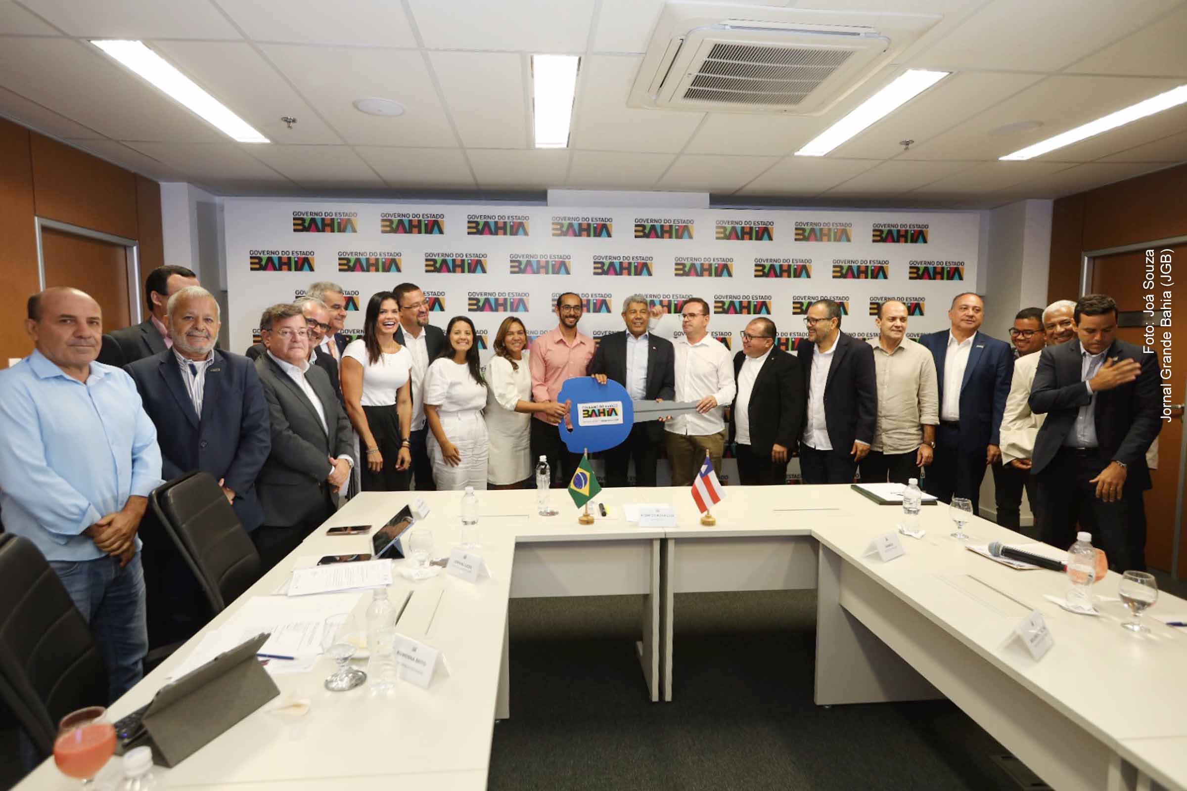 Governador Jerônimo Rodrigues durante reunião com prefeitos de Ipupiara, Barrocas e Valença, no Centro Administrativo da Bahia, em Salvador.