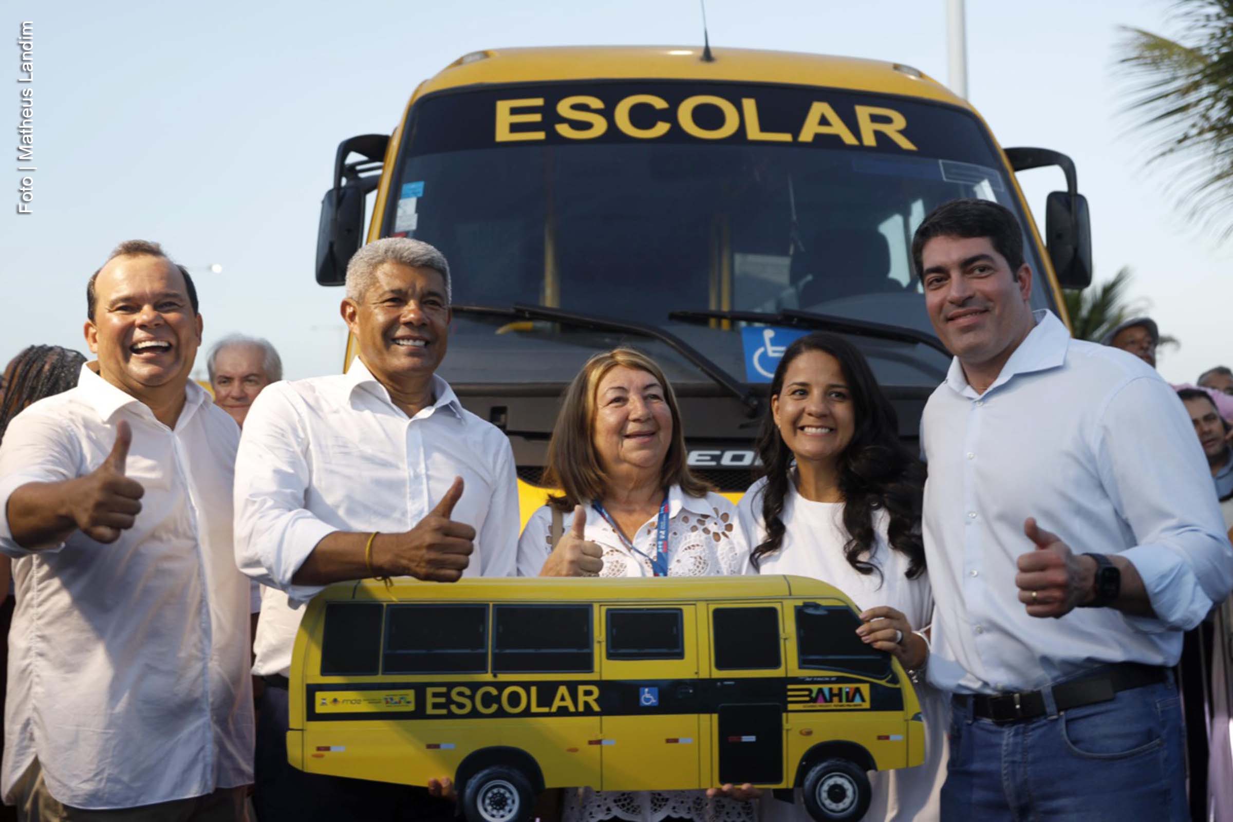 Governo Jerônimo entrega 417 ônibus escolares para municípios da Bahia