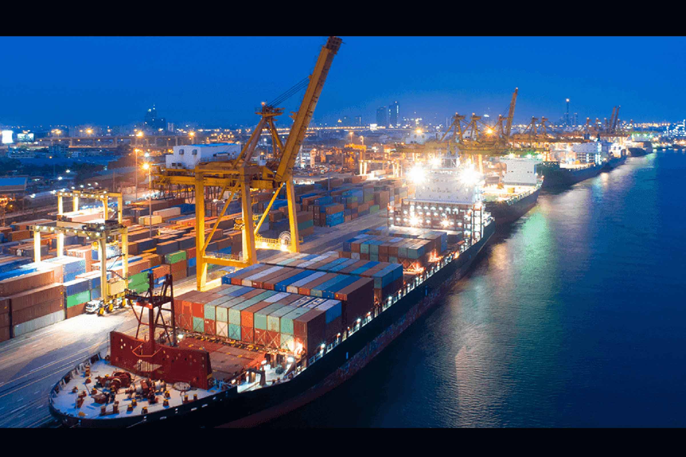 Porto de Santos, um dos maiores e mais movimentados do Brasil, ganha destaque nas concessões que visam aumentar a competitividade do país no comércio internacional.