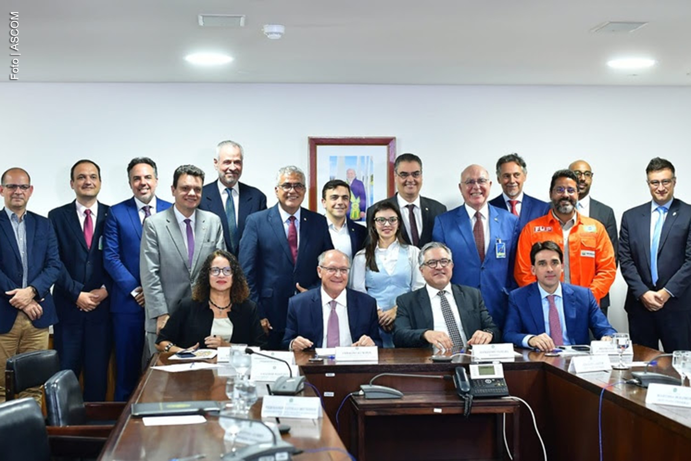 O Governo Federal sancionou o Programa de Aceleração da Transição Energética (Paten), iniciativa que estabelece diretrizes para ampliar o uso de energias renováveis e reduzir emissões de gases de efeito estufa. O programa, anunciado no Palácio do Planalto, inclui incentivos fiscais, um fundo verde e metas para modernizar infraestruturas como portos e aeroportos.