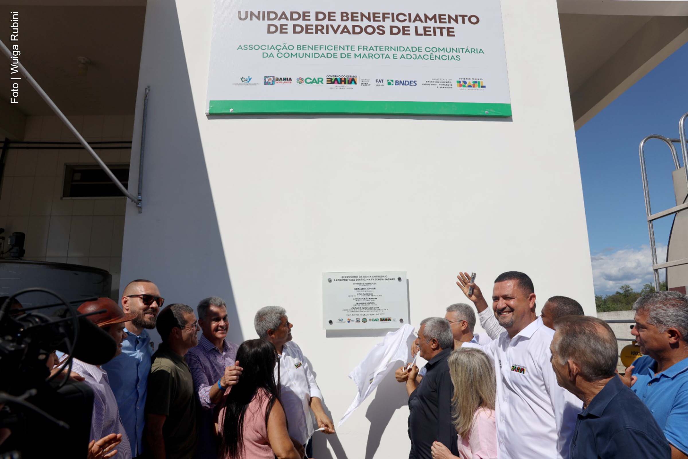 O Governo da Bahia inaugurou uma nova unidade de beneficiamento de leite e derivados no distrito de Fazenda Jacaré, em Caturama, com aporte de R$ 1,5 milhão. A iniciativa amplia a produção de laticínios, beneficia 35 famílias e fortalece a agricultura familiar na região.