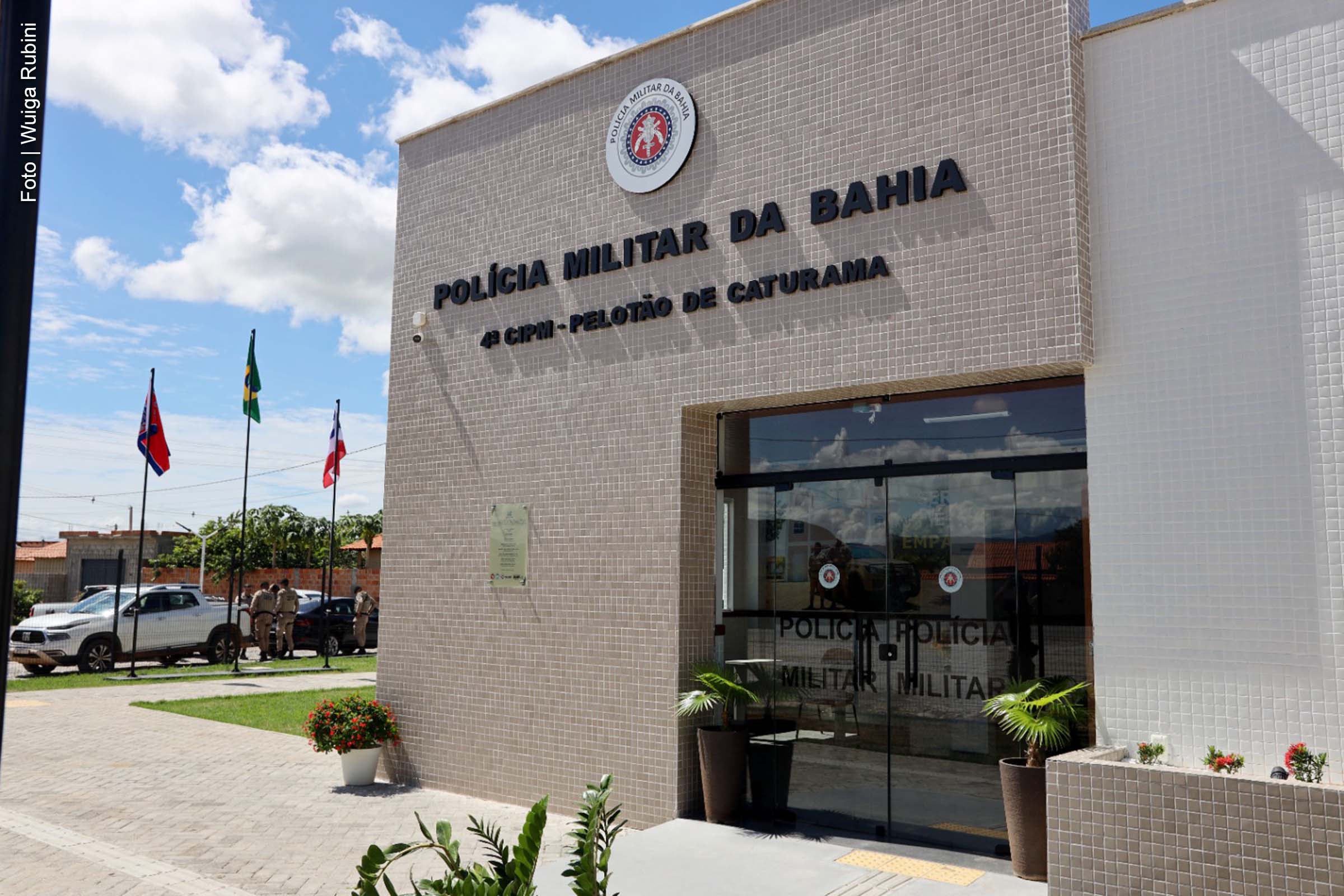 A cidade de Caturama recebeu, neste domingo (19), uma nova Unidade Integrada da Delegacia Territorial e Pelotão da Polícia Militar. A estrutura, localizada no bairro Vila Nova, foi inaugurada com aporte de R$ 4,3 milhões do Governo Estadual e inclui sistemas modernizados para fortalecer a segurança pública local.