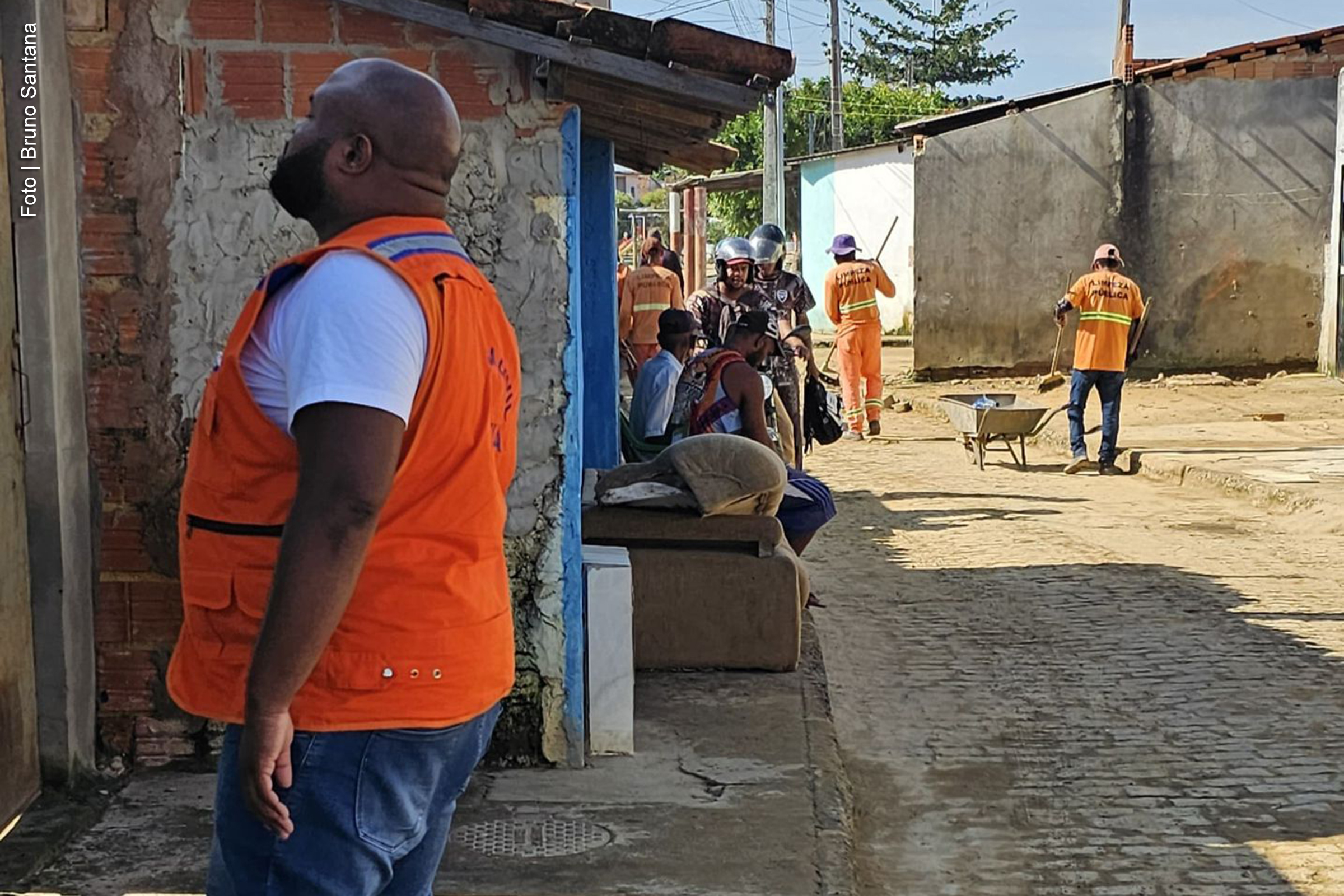 O Governo do Estado da Bahia, por meio do Programa Bahia Sem Fome, distribuiu 20 toneladas de alimentos para famílias afetadas pelas chuvas em Bom Jesus da Lapa. Além disso, realiza ações de drenagem e limpeza, envolvendo diversas secretarias e órgãos para atender às necessidades emergenciais da população.