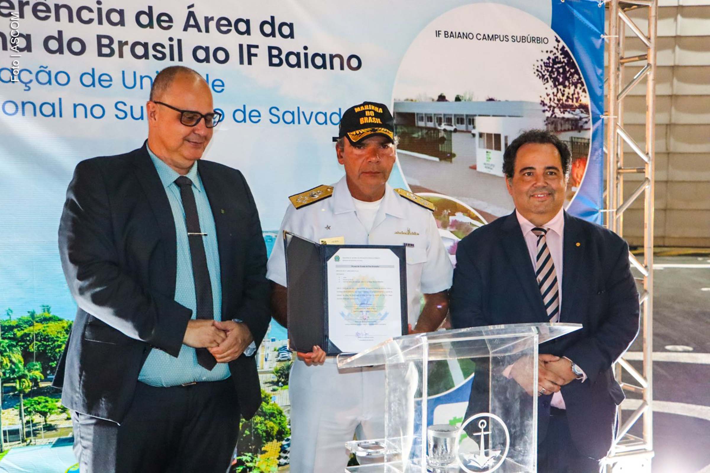 O Instituto Federal Baiano (IF Baiano) recebeu da Marinha do Brasil, na última sexta-feira (24), a doação de um terreno de 75.000 m² localizado em Paripe, Salvador. O terreno será destinado à instalação de uma unidade educacional que atenderá a população do Subúrbio Ferroviário de Salvador e municípios adjacentes, como parte de uma parceria que visa promover o desenvolvimento educacional e social na região.