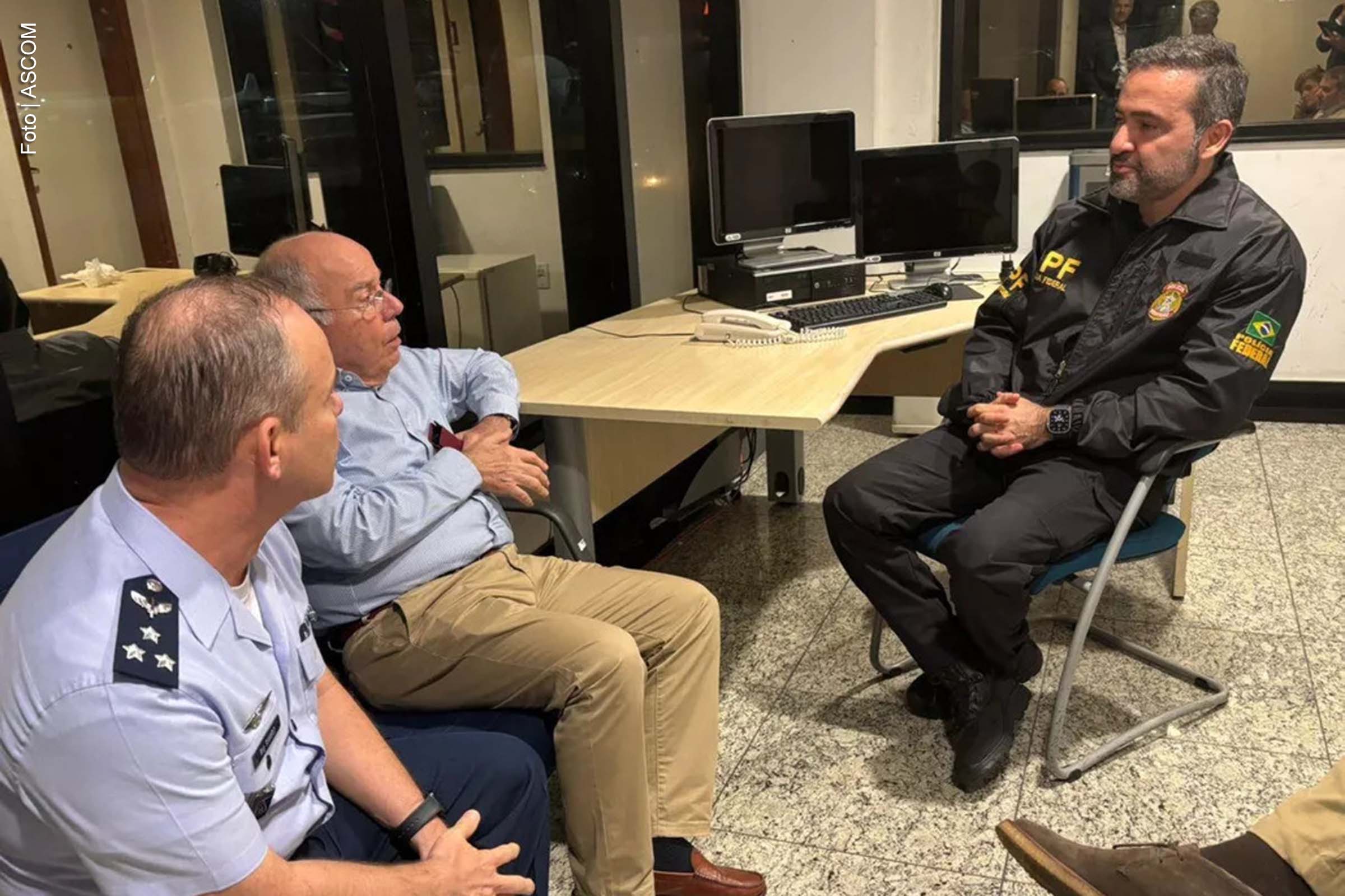 O ministro das Relações Exteriores do Brasil, Mauro Vieira, anunciou que o governo brasileiro solicitará explicações ao governo dos Estados Unidos sobre o tratamento dado a brasileiros deportados. A medida foi tomada após a chegada de imigrantes algemados e com correntes nos pés, o que foi considerado um tratamento degradante.
