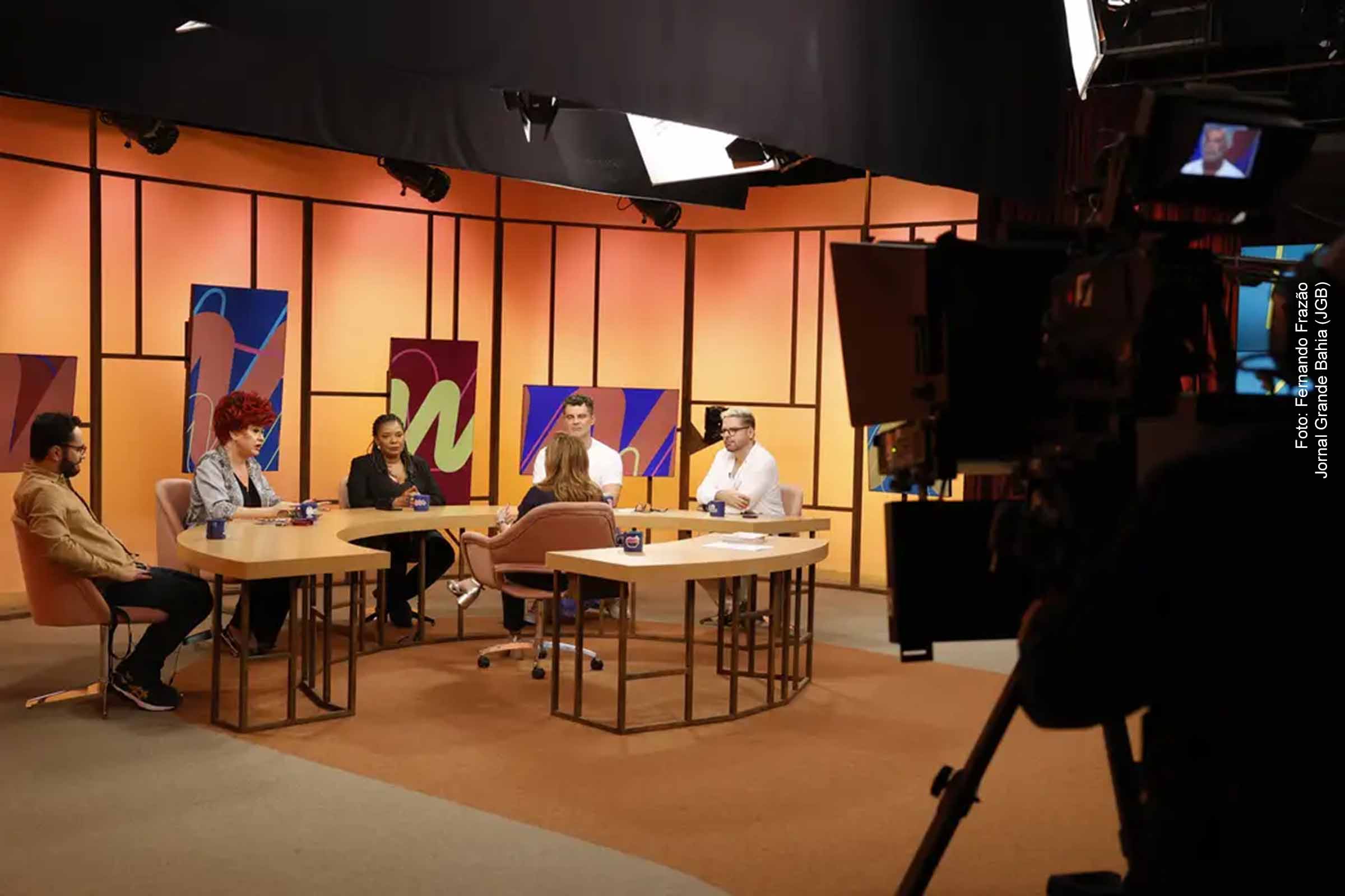 O programa "Sem Censura" iniciará sua temporada de verão em Salvador no dia 20 de janeiro de 2025, com a participação da cantora Ivete Sangalo. Transmitido ao vivo pelo Cineteatro 2 de Julho, o programa contará com debates culturais e performances musicais. Essa edição especial celebra os 40 anos do programa e também os 40 anos do Axé, refletindo o impacto cultural desses marcos.