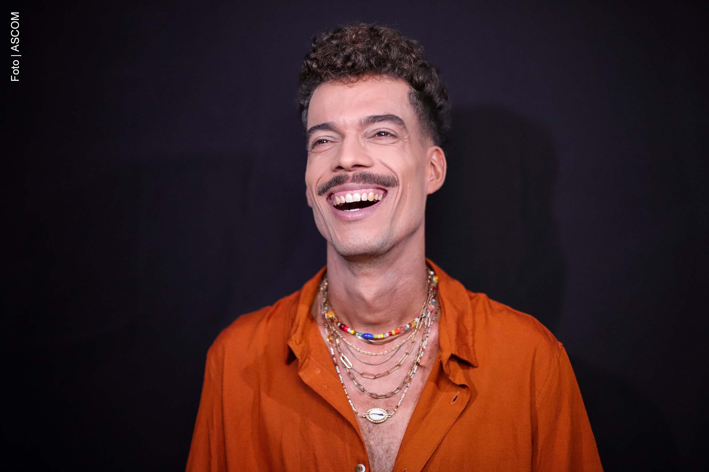 O cantor, compositor e instrumentista baiano Jalmy é o artista selecionado para o Selo Educadora Independente nesta semana. Seu EP "Movimento vol. II" está sendo promovido nas emissoras públicas baianas, incluindo a Rádio Educadora FM, TVE e suas redes sociais. A promoção acontece entre 20 e 26 de janeiro, com destaque para entrevistas e divulgação de seu trabalho. O EP contém seis faixas e apresenta influências da música baiana, ritmos latinos e experimentações sonoras.