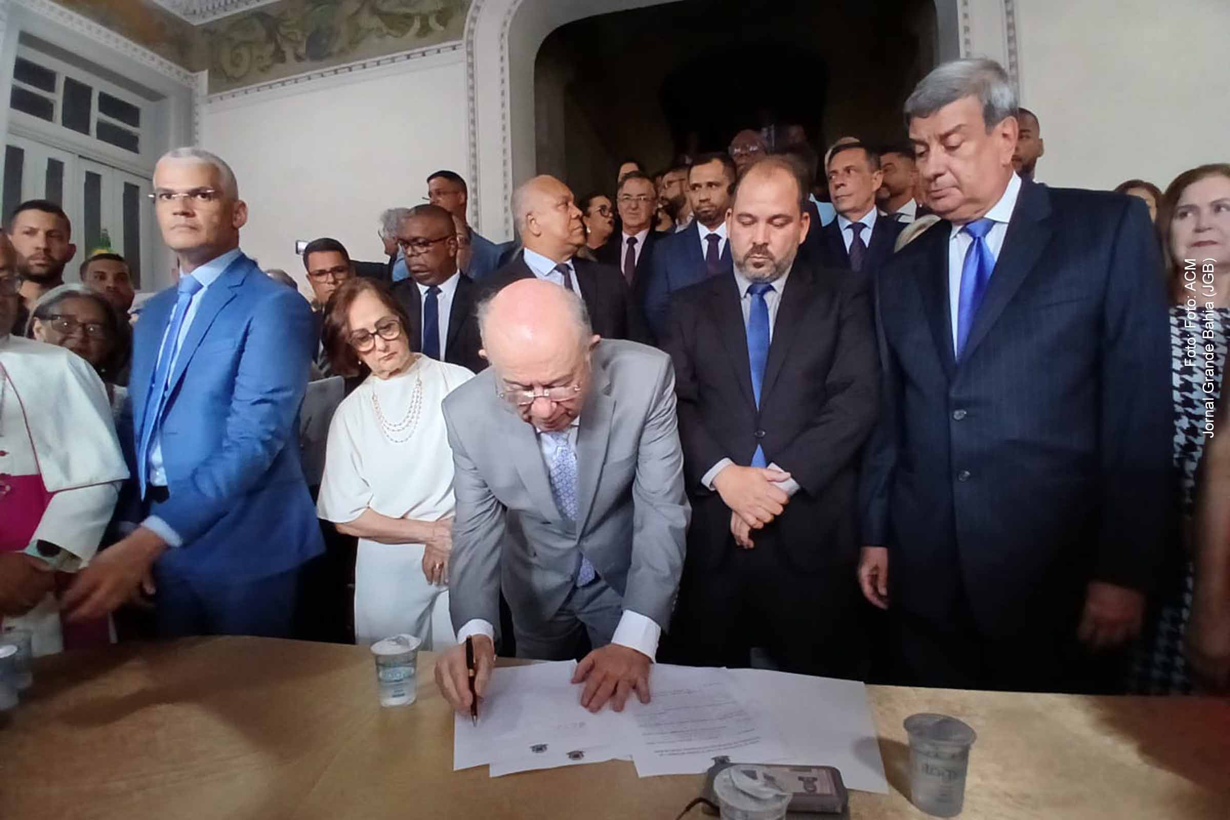 Solenidade no Paço Maria Quitéria marca transmissão do cargo de prefeito de Feira de Santana de Colbert Martins Filho para José Ronaldo