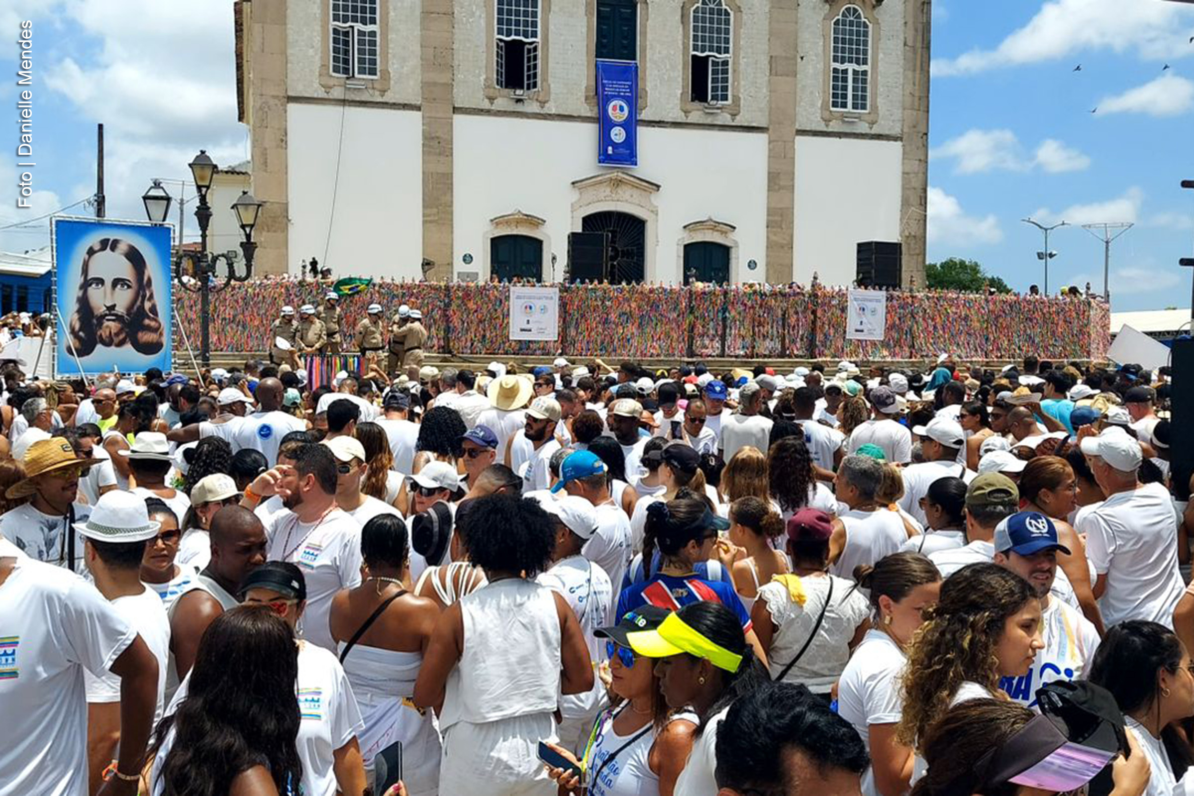 A tradicional Lavagem do Bonfim, realizada nesta quinta-feira (16), celebrou os 280 anos da chegada da imagem do Senhor do Bonfim a Salvador. O evento contou com um cortejo de oito quilômetros, reunindo fiéis, representantes religiosos e turistas, marcando um momento de devoção e celebração cultural.