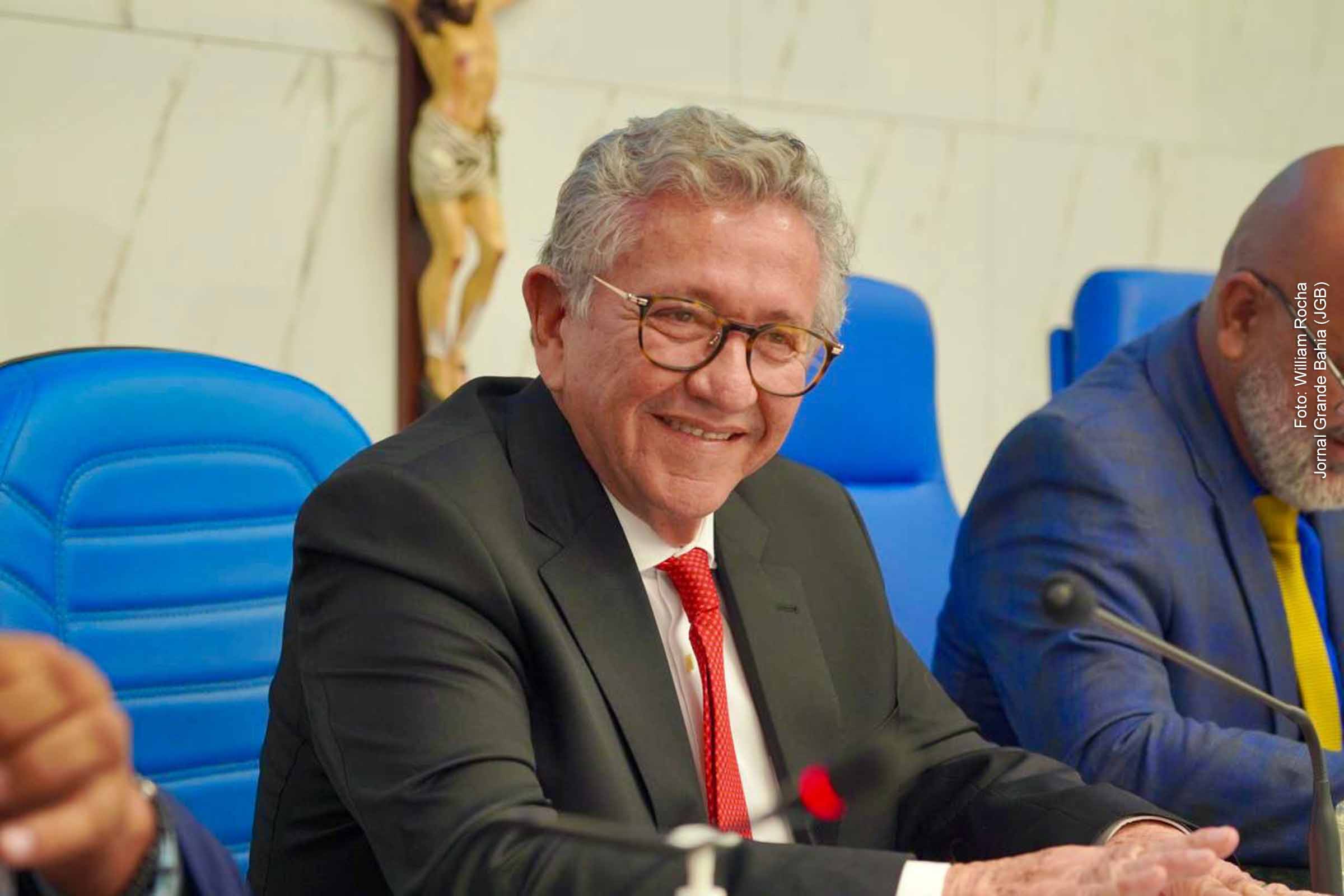 A Prefeitura de Feira de Santana sancionou, em 30 de dezembro de 2024, o orçamento municipal para 2025, totalizando R$ 2,57 bilhões. O prefeito José Ronaldo, empossado para o quinto mandato, assumirá a gestão do maior volume de despesas da história local, com prioridades para saúde e educação, enfrentando desafios fiscais devido ao impacto da Previdência Social.