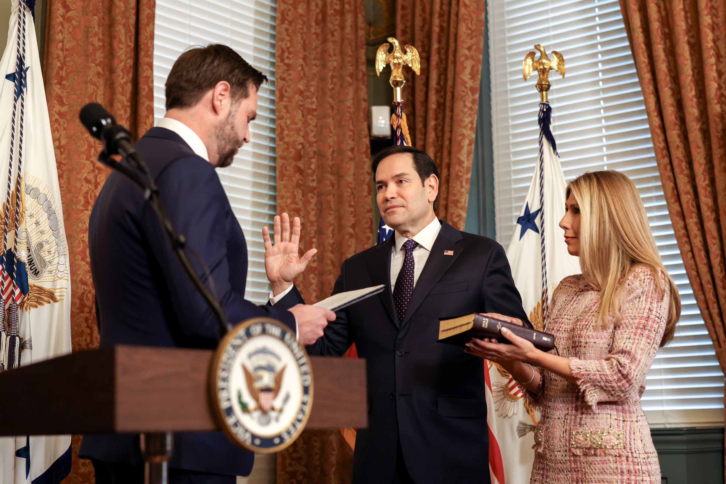 Marco Rubio foi confirmado como Secretário de Estado dos Estados Unidos em votação unânime no Senado, com 99 votos favoráveis. Durante sua audiência de confirmação, ele destacou prioridades como o fim do conflito na Ucrânia, o equilíbrio geopolítico com a China e a modernização da ordem global, refletindo as diretrizes do governo Trump na política externa.