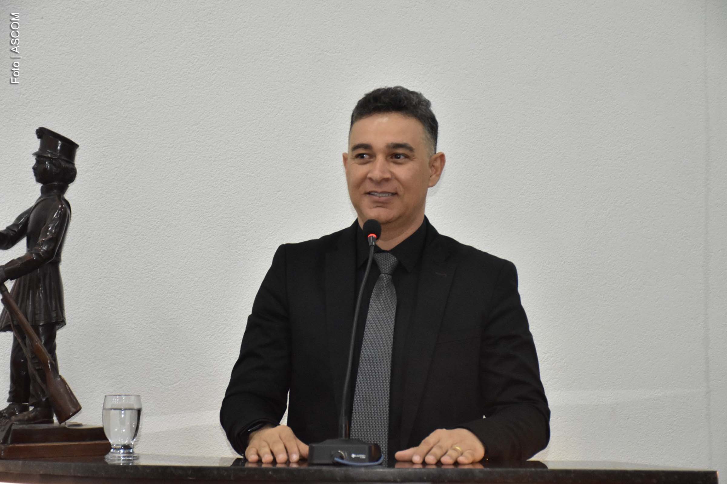 Antes da abertura oficial dos trabalhos legislativos, a Câmara Municipal de Feira de Santana realizará uma cerimônia de hasteamento das bandeiras, com a presença de autoridades e forças de segurança. O evento, que marca o início das atividades, contará com discursos do presidente Marcos Lima e do prefeito, sendo transmitido ao vivo pela TV Câmara no YouTube.