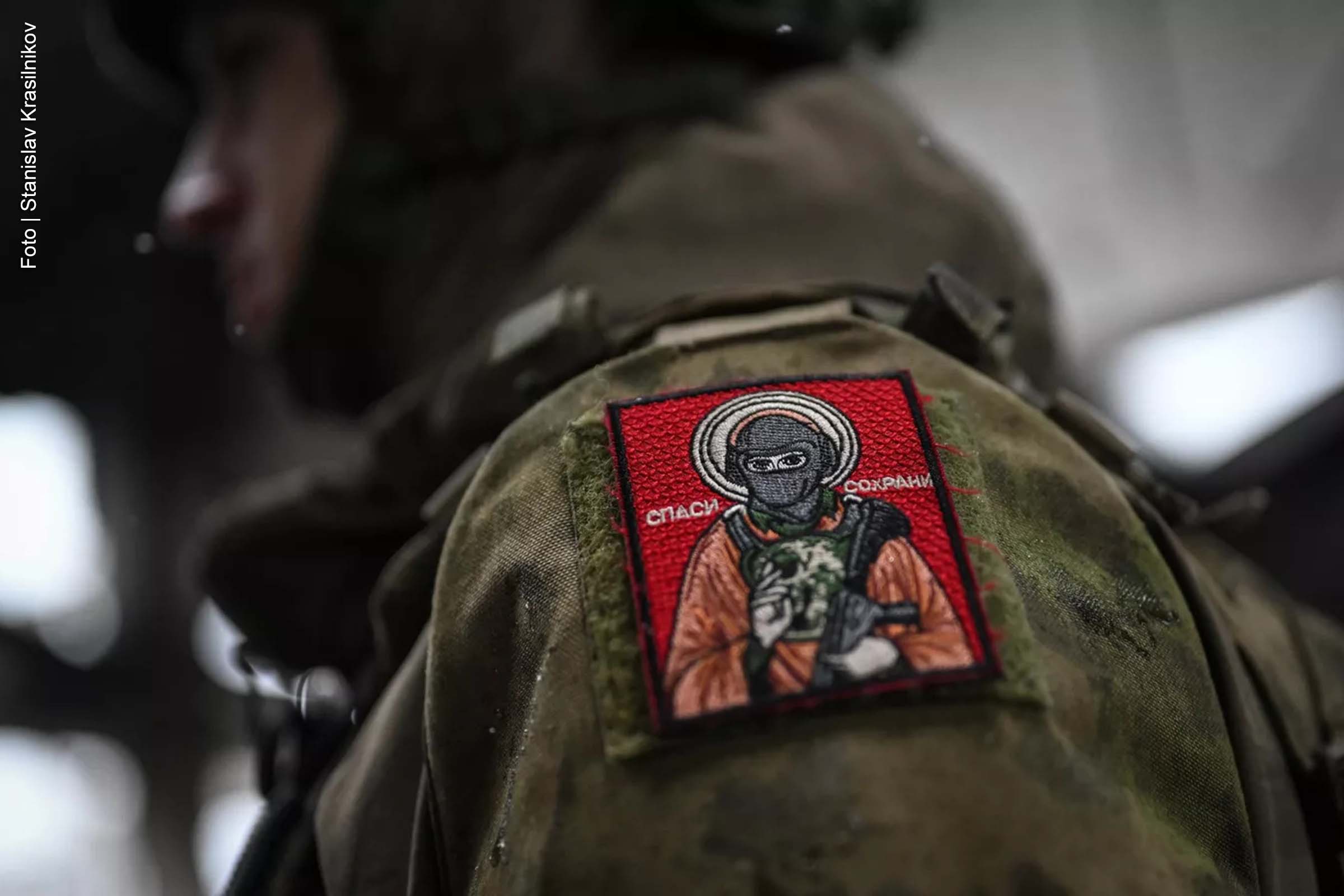 Mesmo com o apoio ocidental, análises indicam que a Rússia pode obter vantagem estratégica no conflito com a Ucrânia no longo prazo. Propostas de resolução incluem concessões territoriais e mudanças na política externa ucraniana, destacando o papel de Donald Trump como possível mediador de um acordo de paz.