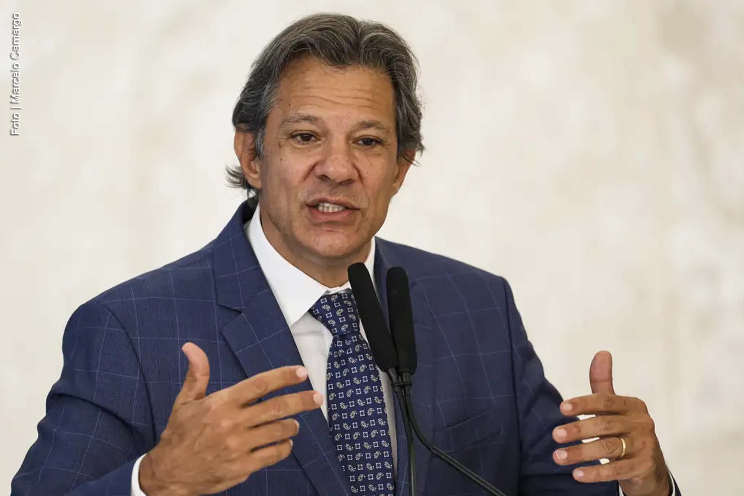 O ministro da Fazenda, Fernando Haddad, afirmou que a reforma tributária sancionada nesta quinta-feira (16) trará avanços no médio prazo. Segundo ele, o novo sistema reduzirá a burocracia e aumentará a competitividade da economia brasileira. A lei complementar, com vetos técnicos, foi assinada em cerimônia oficial. O ministro ressaltou que a mudança não será imediata, mas trará resultados a partir de 2027.
