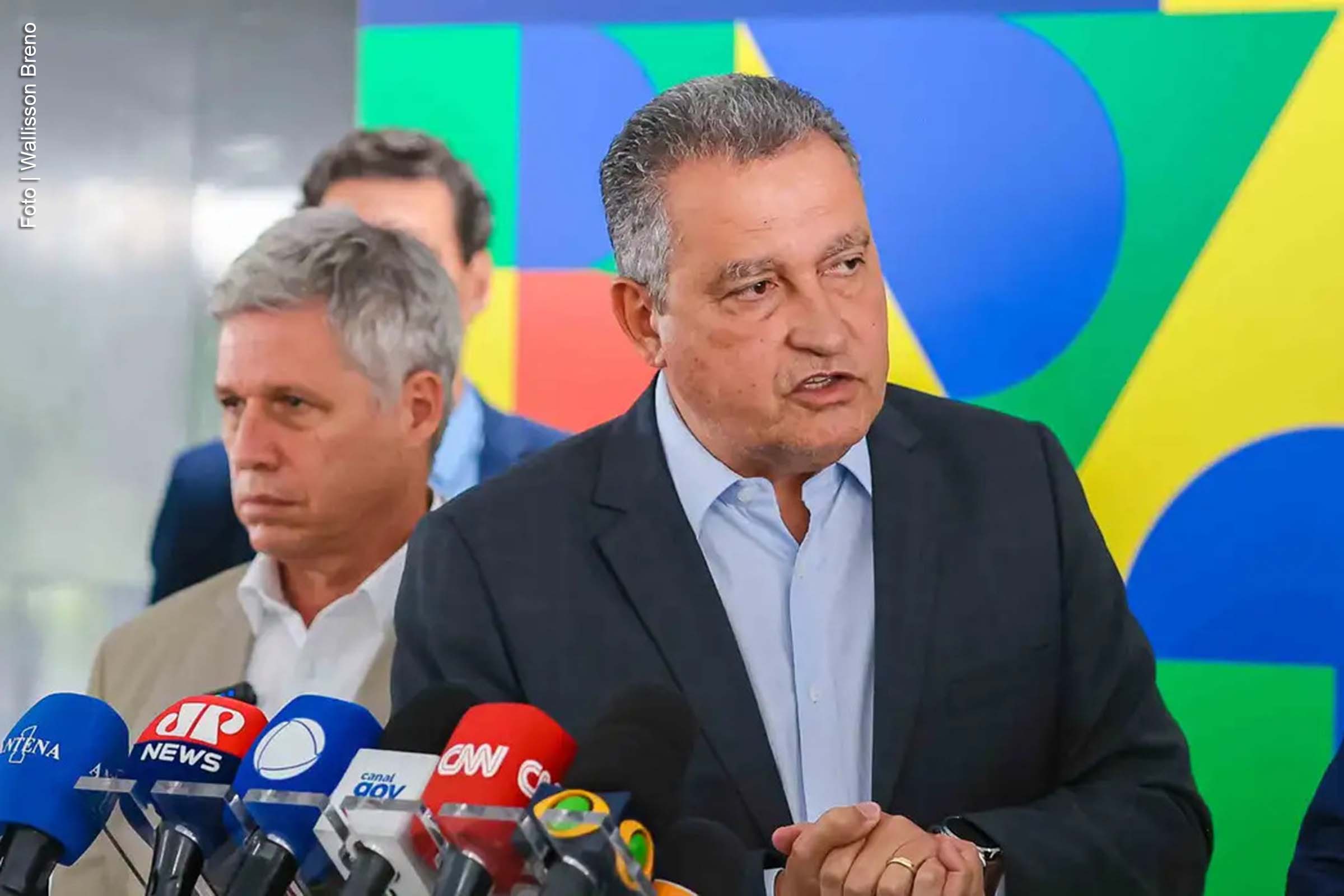 O governo federal estuda reduzir o Imposto de Importação sobre alimentos para alinhar preços ao mercado internacional. A medida, discutida em reunião liderada pelo presidente Luiz Inácio Lula da Silva, busca conter a alta no custo de itens básicos e ampliar o poder de compra da população.