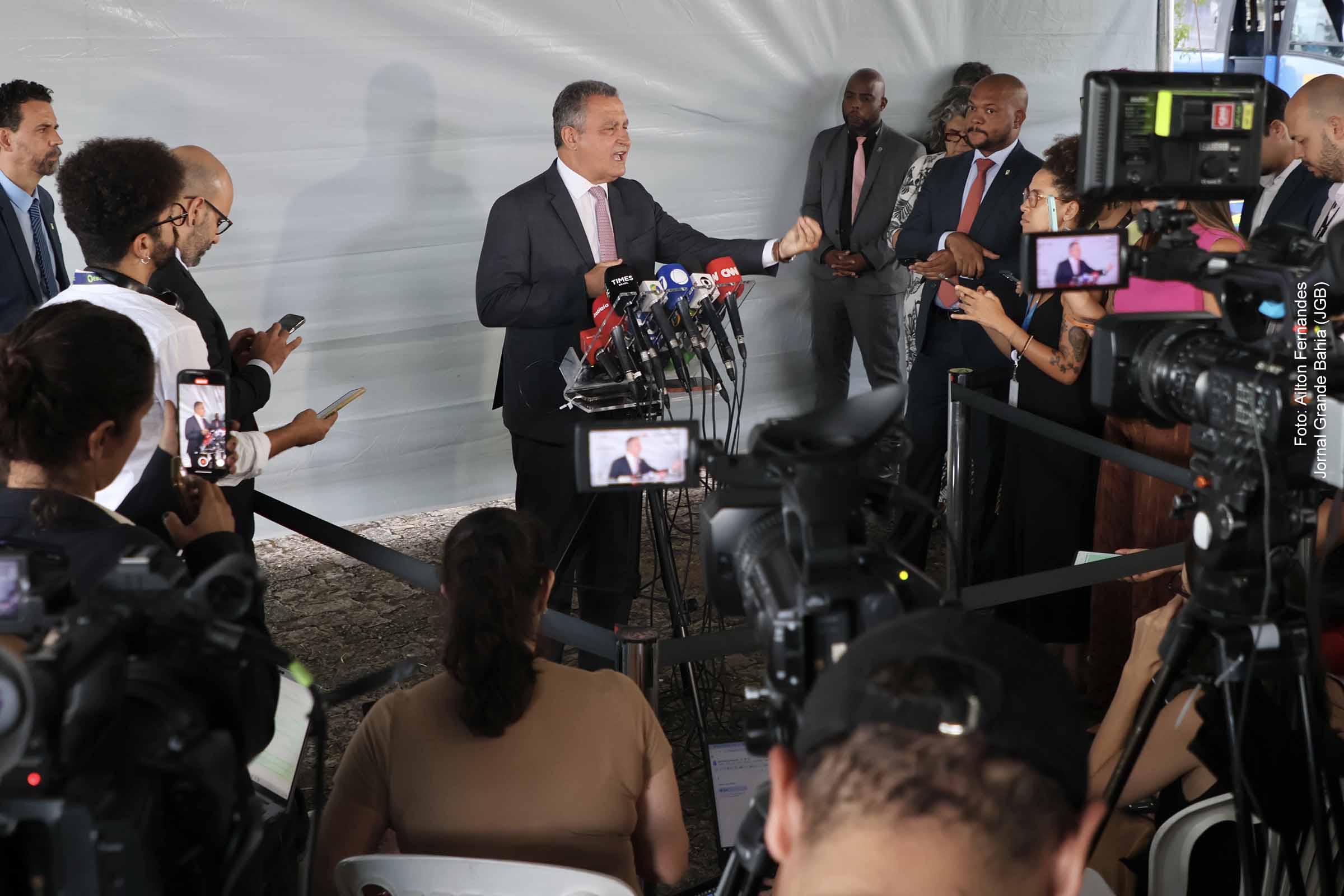 O Ministro Rui Costa durante coletiva de imprensa sobre os avanços do governo em 2024 e os planos para 2025, após reunião no Palácio da Granja do Torto.