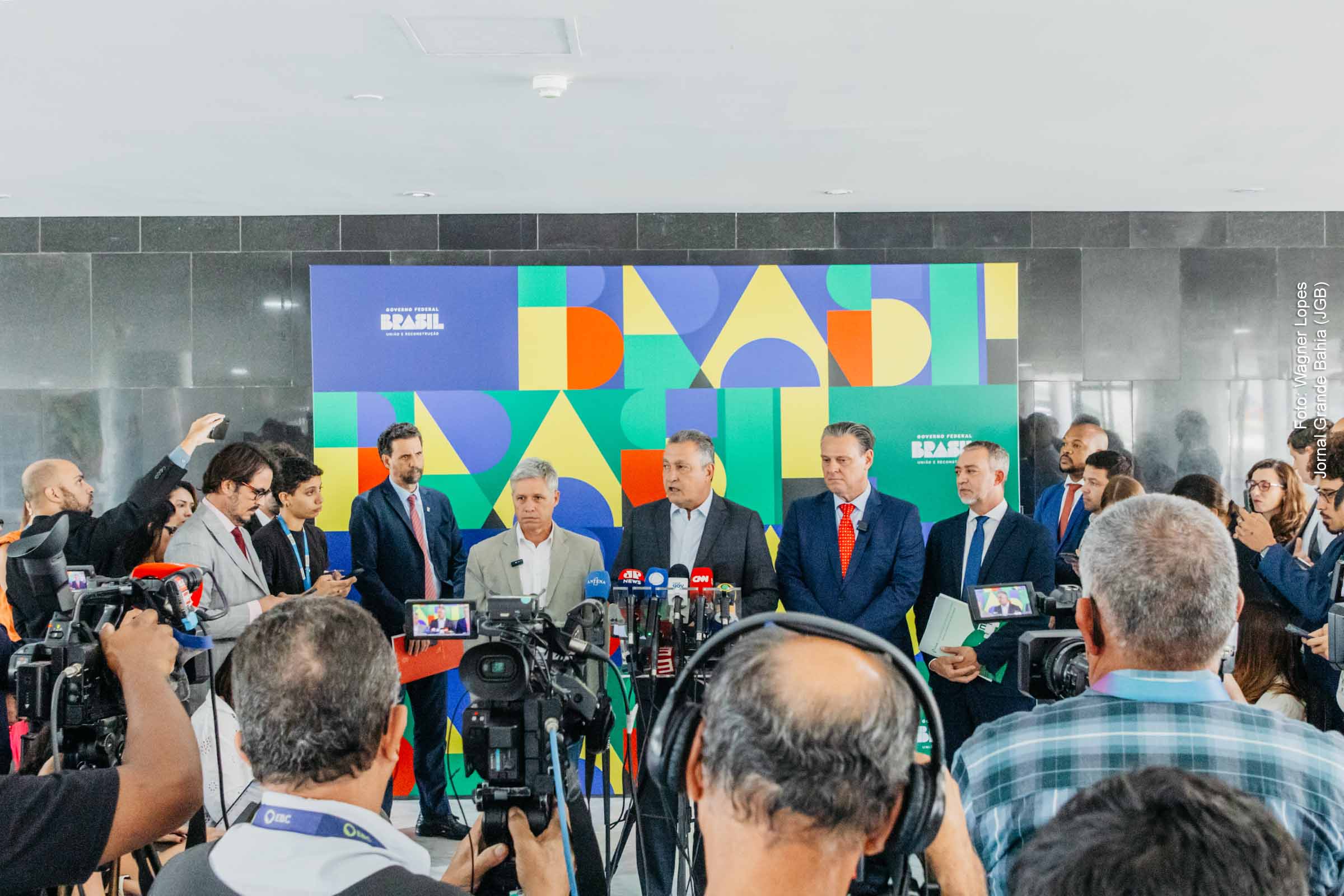 Com o objetivo de combater os altos preços dos alimentos e ampliar o acesso da população brasileira a itens essenciais, o governo federal debateu medidas estratégicas em reunião liderada pelo presidente Lula, reforçando o compromisso com a estabilidade econômica e o bem-estar social.