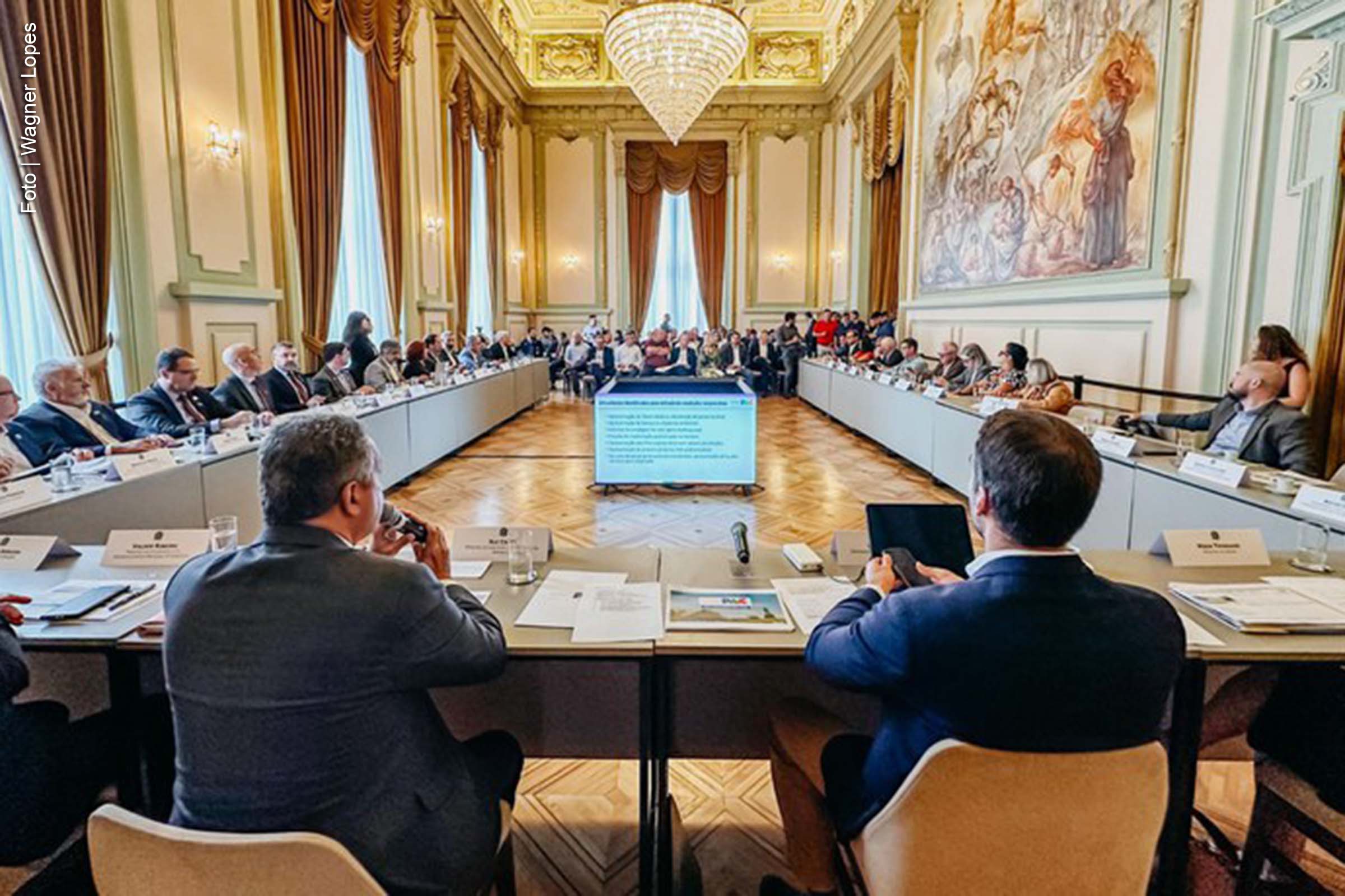 O ministro da Casa Civil, Rui Costa, reuniu-se nesta terça-feira (28) com autoridades do Rio Grande do Sul para alinhar a execução do Novo PAC no estado. Em Porto Alegre, foram realizados encontros com o governador Eduardo Leite e representantes municipais para debater ajustes técnicos e acelerar os empreendimentos. A iniciativa busca fortalecer o planejamento das obras e otimizar o cronograma de investimentos federais.