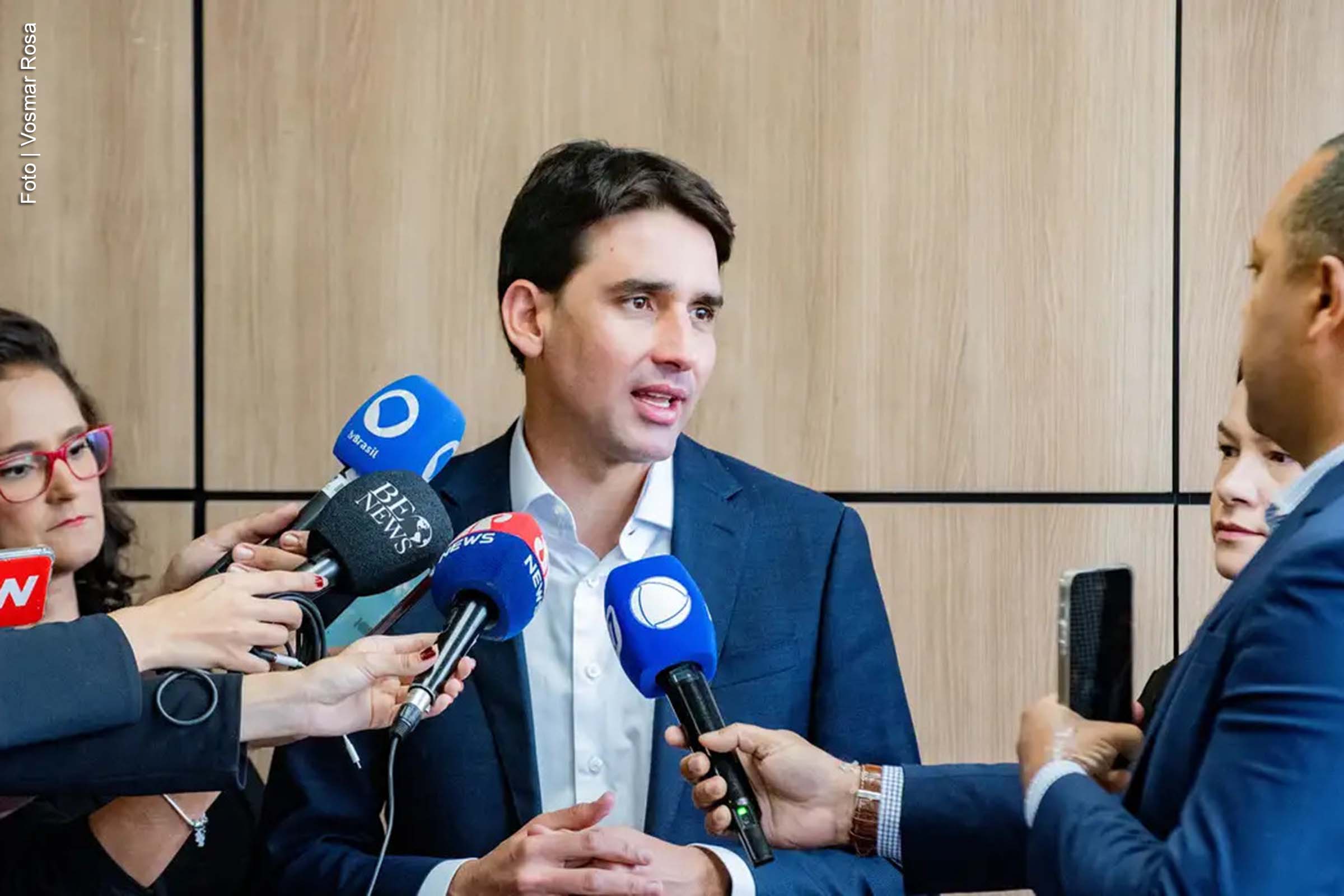 O ministro de Portos e Aeroportos, Silvio Costa Filho, afirmou que a fusão entre as companhias aéreas Azul e Gol pode resultar em uma redução de tarifas, ao aumentar a ocupação das aeronaves e evitar a alta nos preços. A parceria, já formalizada por meio de um memorando de entendimento, ainda depende da aprovação do Conselho Administrativo de Defesa Econômica (Cade) e da Agência Nacional de Aviação Civil (Anac). A fusão visa consolidar uma empresa com mais de 60% de participação no mercado brasileiro.