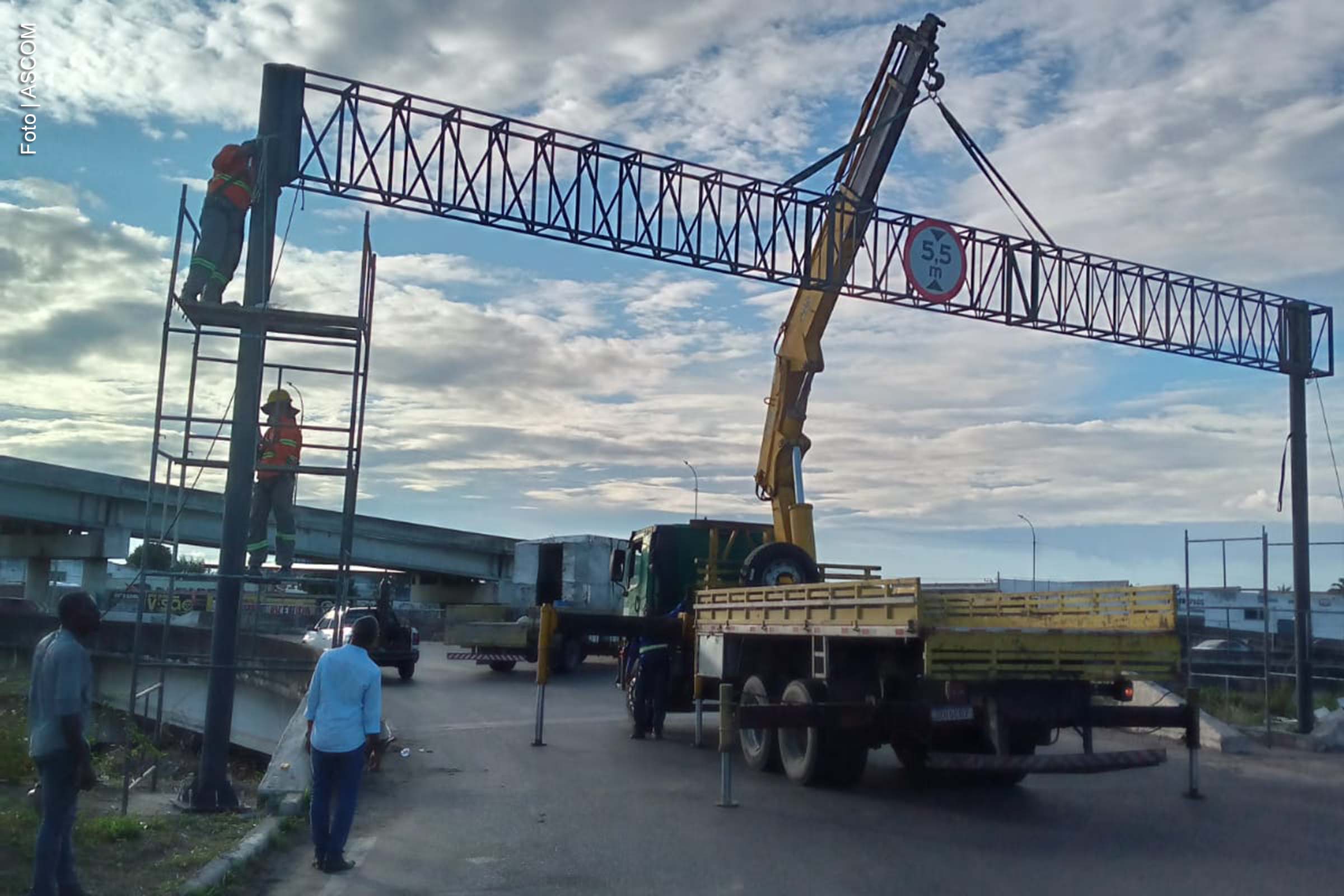 Feira de Santana: Novo pórtico de sinalização é instalado no Complexo de Viadutos Dr. Miraldo Gomes