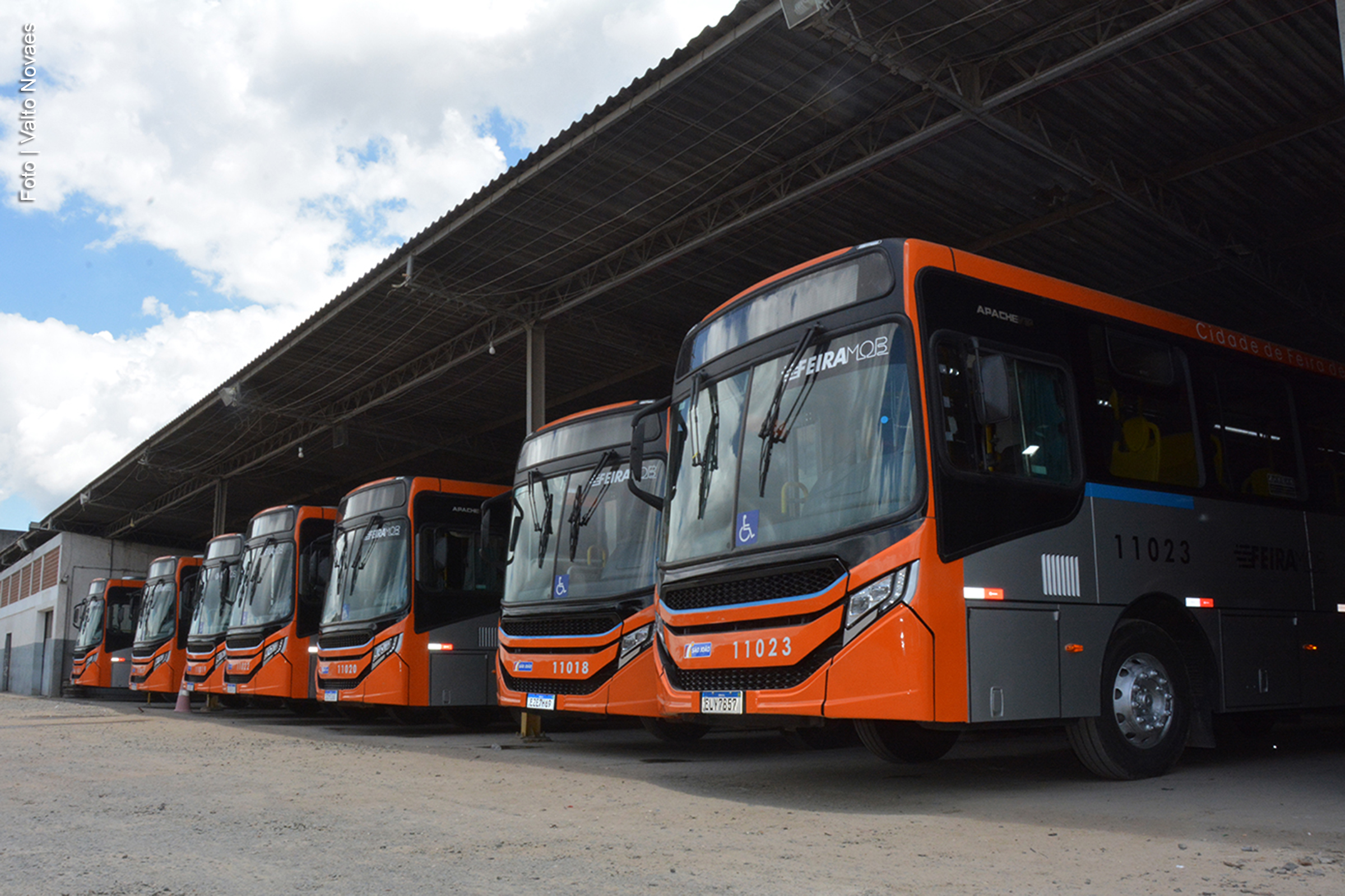 A Prefeitura de Feira de Santana, por meio da Secretaria de Mobilidade Urbana, entregou nesta sexta-feira (31) sete ônibus climatizados para atender aos distritos do município. A iniciativa visa a substituição gradual da frota que opera na região rural. Os novos veículos irão beneficiar as sedes dos distritos de Humildes e Jaíba, além de diversas comunidades vizinhas.