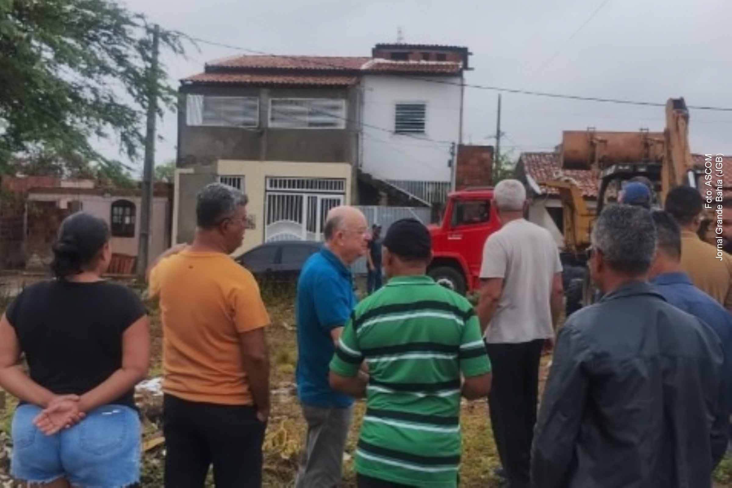 O prefeito José Ronaldo de Carvalho autorizou a revitalização da praça do distrito de Jaíba, acompanhado por autoridades e moradores locais.