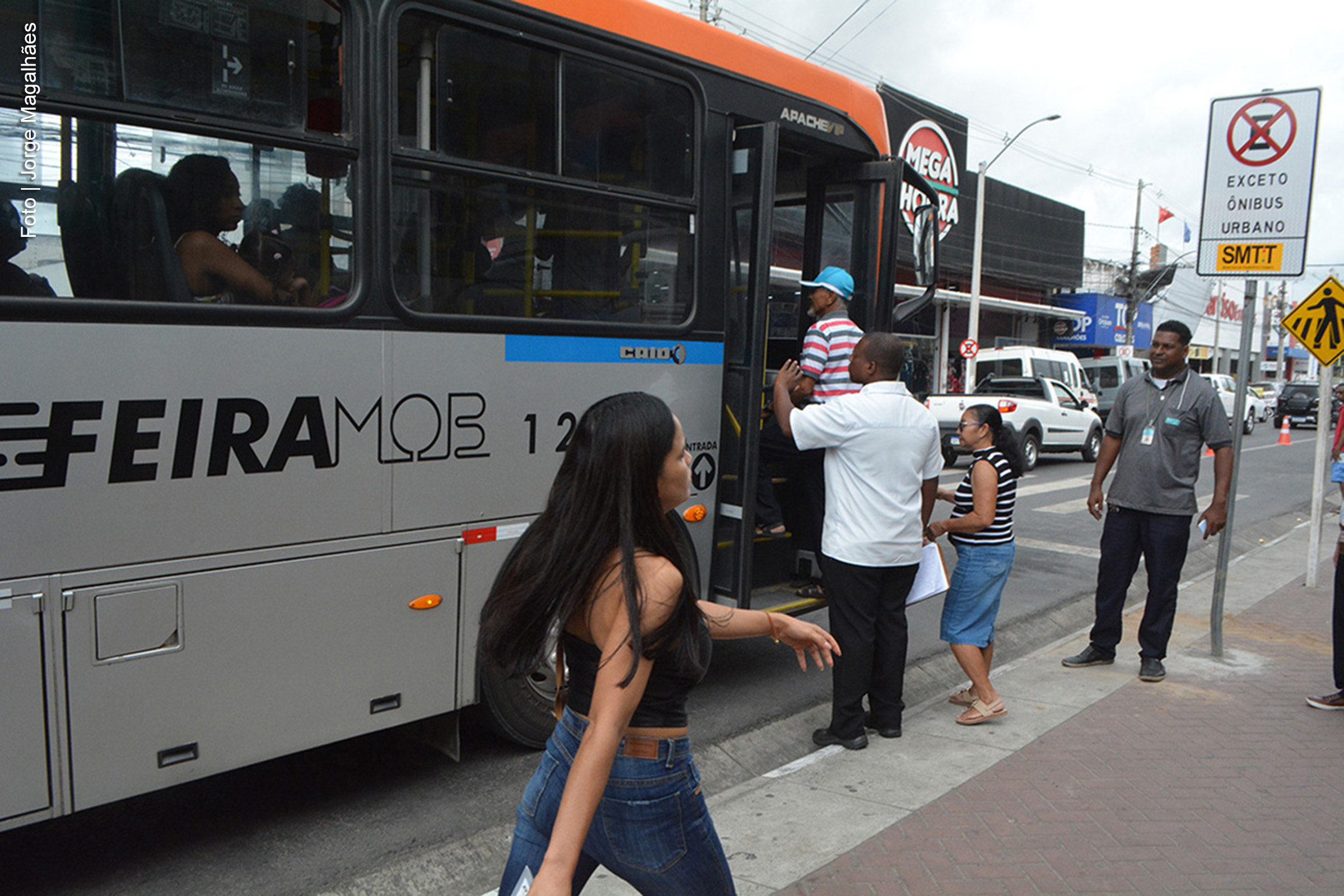 As tarifas do transporte coletivo urbano e interdistrital de Feira de Santana serão reajustadas a partir de 18 de janeiro de 2025, conforme o Decreto nº 13.811, publicado no Diário Oficial do Município. O aumento busca garantir o equilíbrio financeiro do sistema diante de variações de custos.