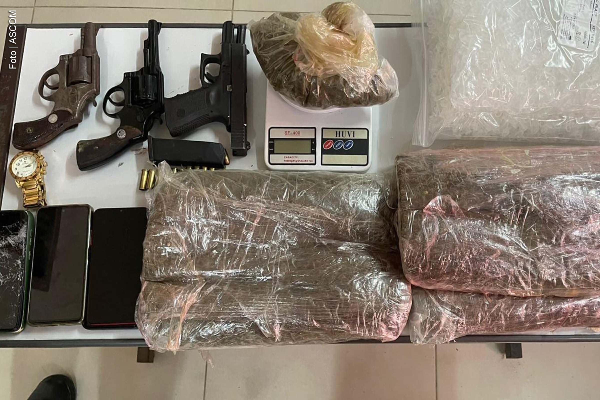 A Força Integrada de Combate ao Crime Organizado (FICCO) Bahia, em conjunto com a Polícia Civil e a Polícia Militar, realizou uma operação na manhã desta quarta-feira (29) que culminou na captura e morte de três traficantes responsáveis por homicídios na cidade de Jequié. O trio, integrante de uma facção criminosa, foi interceptado durante uma tentativa de fuga em Ipiaú.