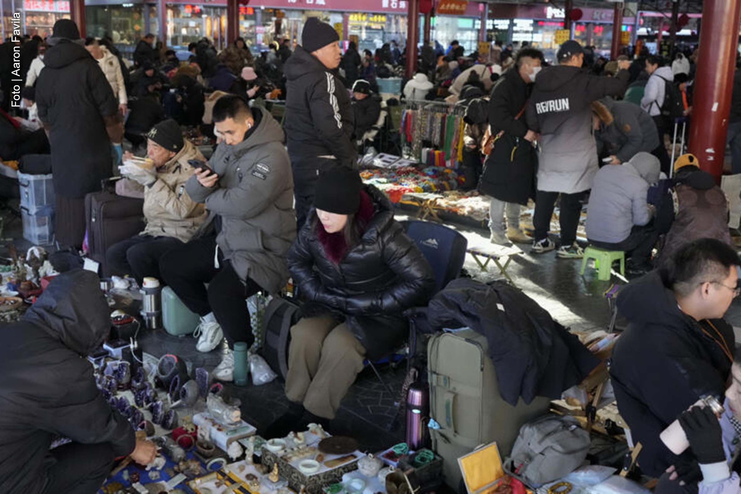 A China registrou um crescimento econômico de 5% em 2024, a menor taxa em 30 anos, excluindo o período da Covid-19. O desempenho reflete desaceleração no consumo, crise no setor imobiliário e ameaças de deflação, com repercussões globais e desafios estruturais internos.