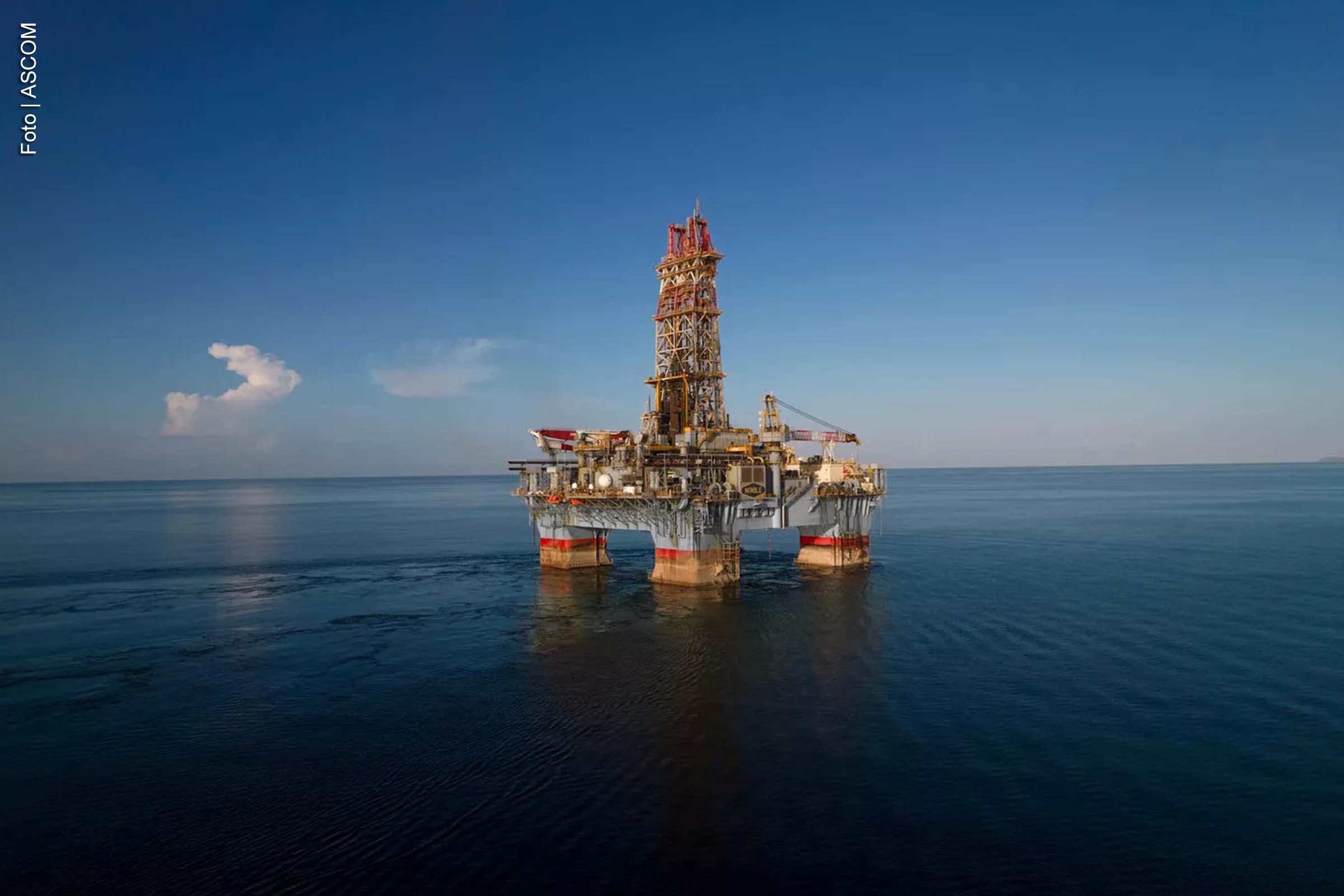 A Petrobras informou que atingiu a meta de produção anual de 2024, alcançando 2,7 milhões de barris de óleo equivalente por dia (boed). A companhia destacou que a produção comercial de óleo e gás natural chegou a 2,4 milhões de boed, sendo 2,2 milhões de barris por dia de óleo. A produção no pré-sal representou 81% do total da empresa, com novos recordes de produção.